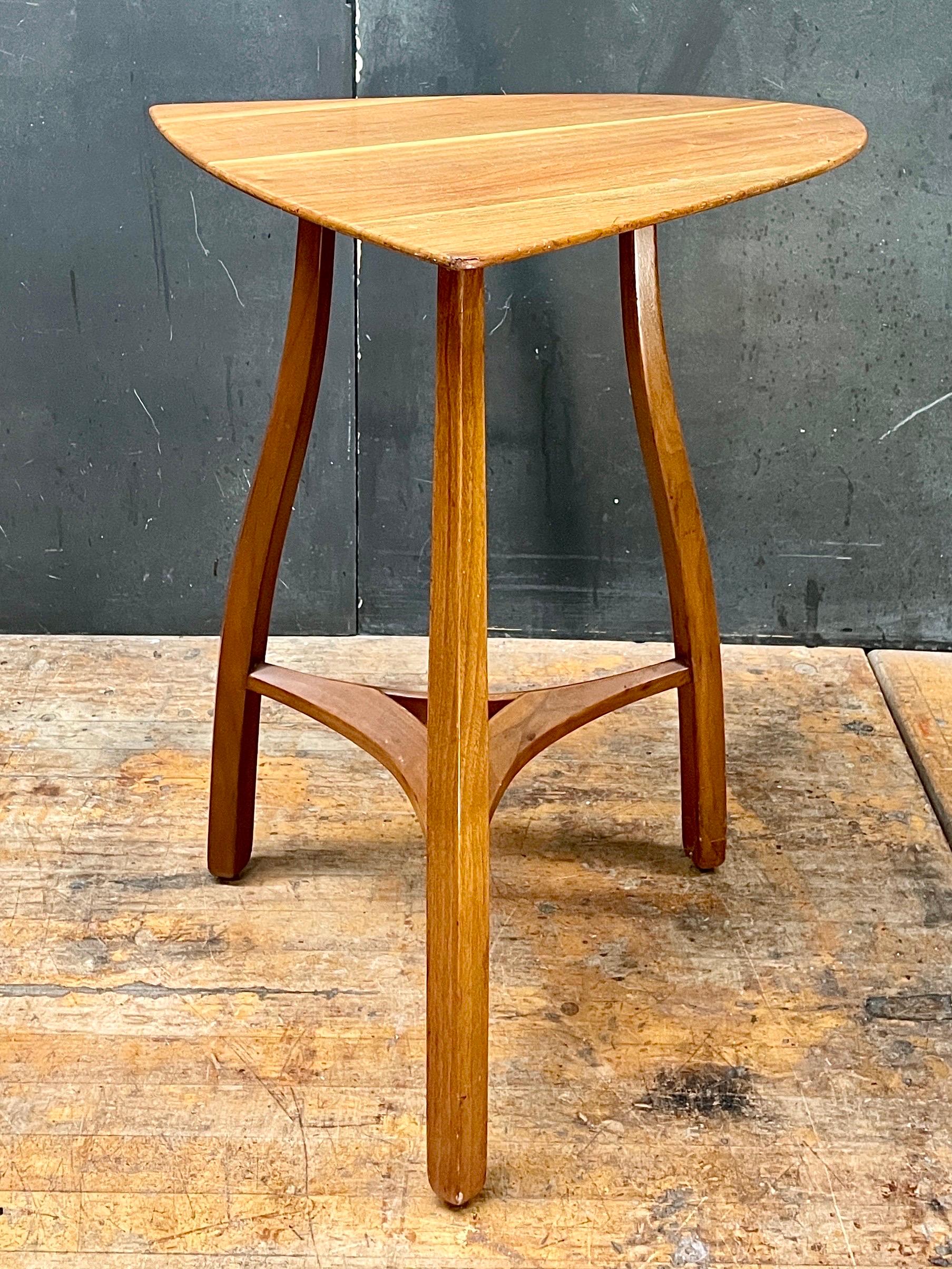 Rara mesa auxiliar Dunbar de los años 50, modelo 5627, en nogal savia, presentada en su estado original. 
Total: 63,5 × 43,8 × 49,5 cm (25 × 17 1/4 × 19 1/2 pulg.)
