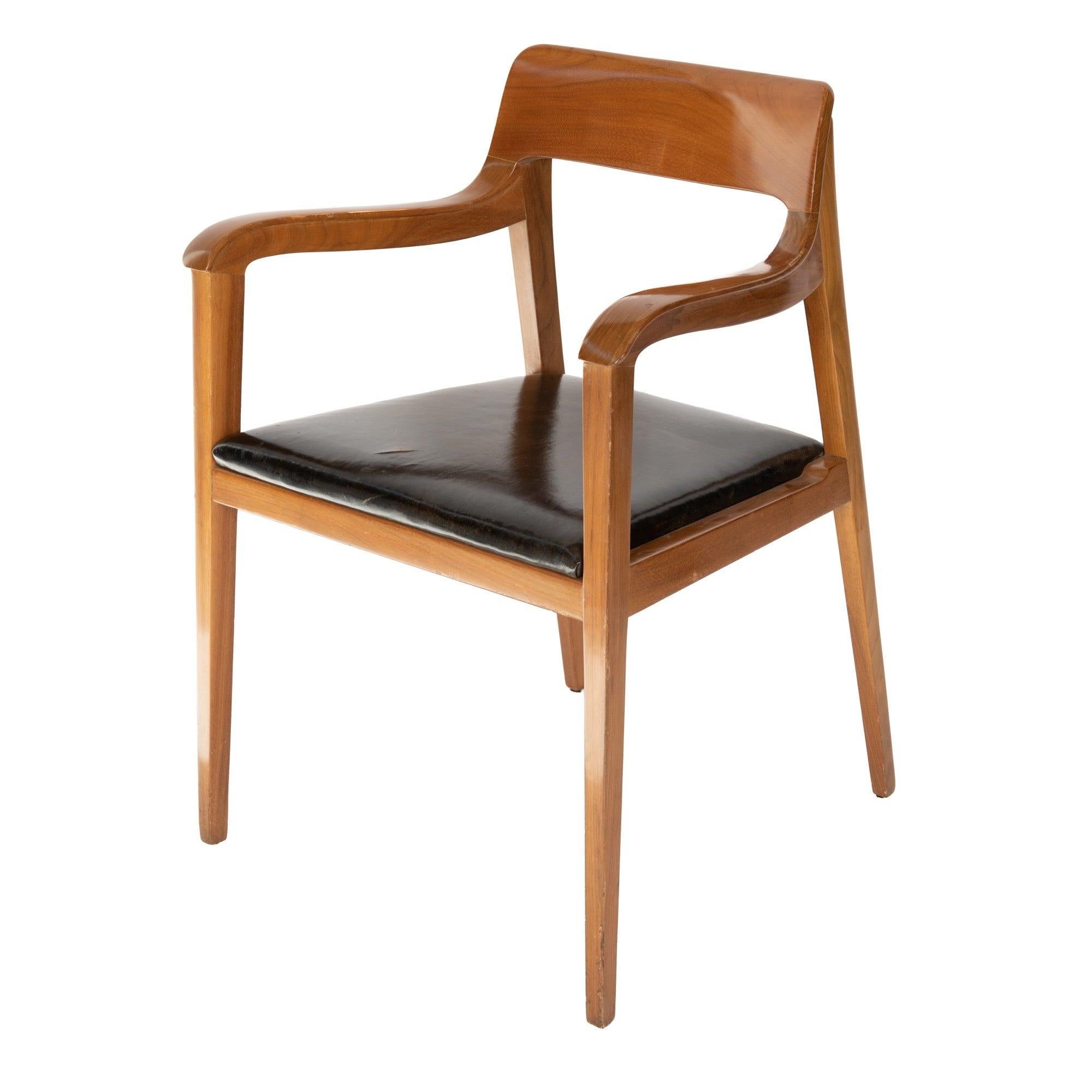 Un design modificato da Wormley nel 1947, con lievi ma visibili modifiche al braccio, della classica poltrona Jugendstil di Richard Riemerschmid esposta all'Esposizione di Dresda del 1899. L'adattamento di Wormley, modello 4797A, è stato realizzato