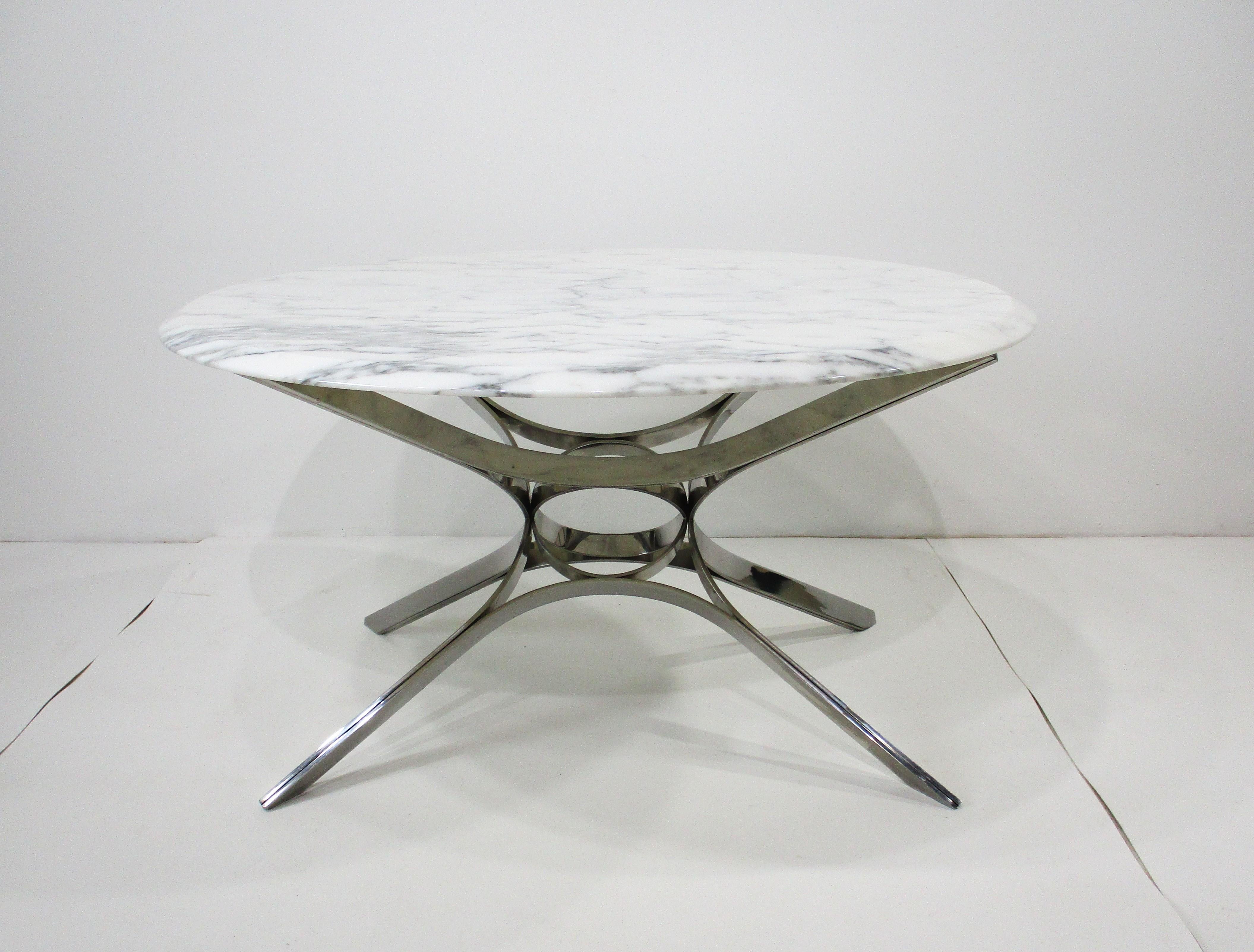 Un tavolino da caffè scultoreo a nastro di ottima fattura con base cromata e uno splendido piano in marmo di Carrara con bordi smussati. Questo tavolo sofisticato e lussuoso è stato disegnato da Roger Sprunger per l'azienda Dunbar Furniture, nota