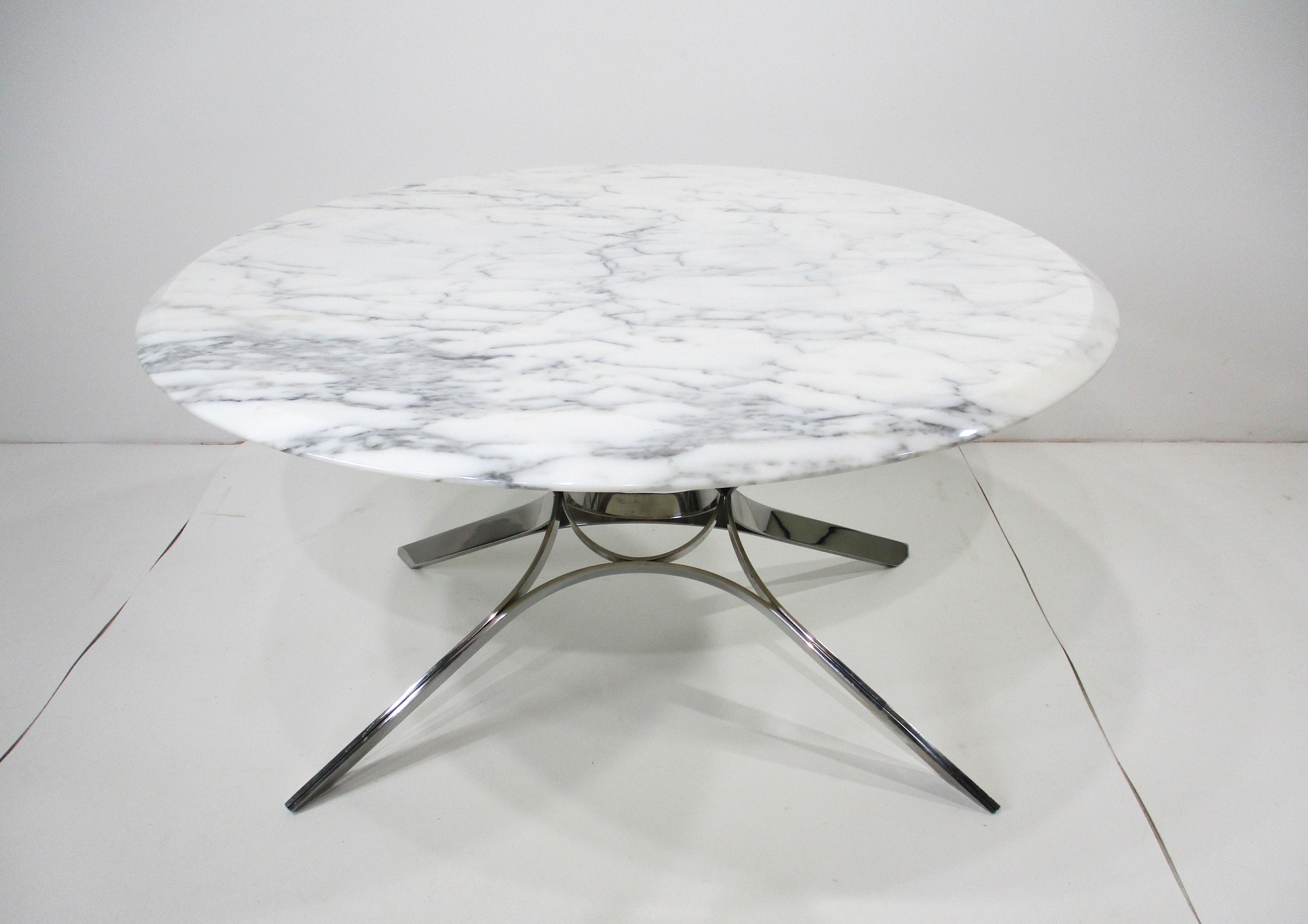 Mid-Century moderno Tavolino scultoreo Dunbar in marmo di Carrera e cromo di Roger Sprunger in vendita