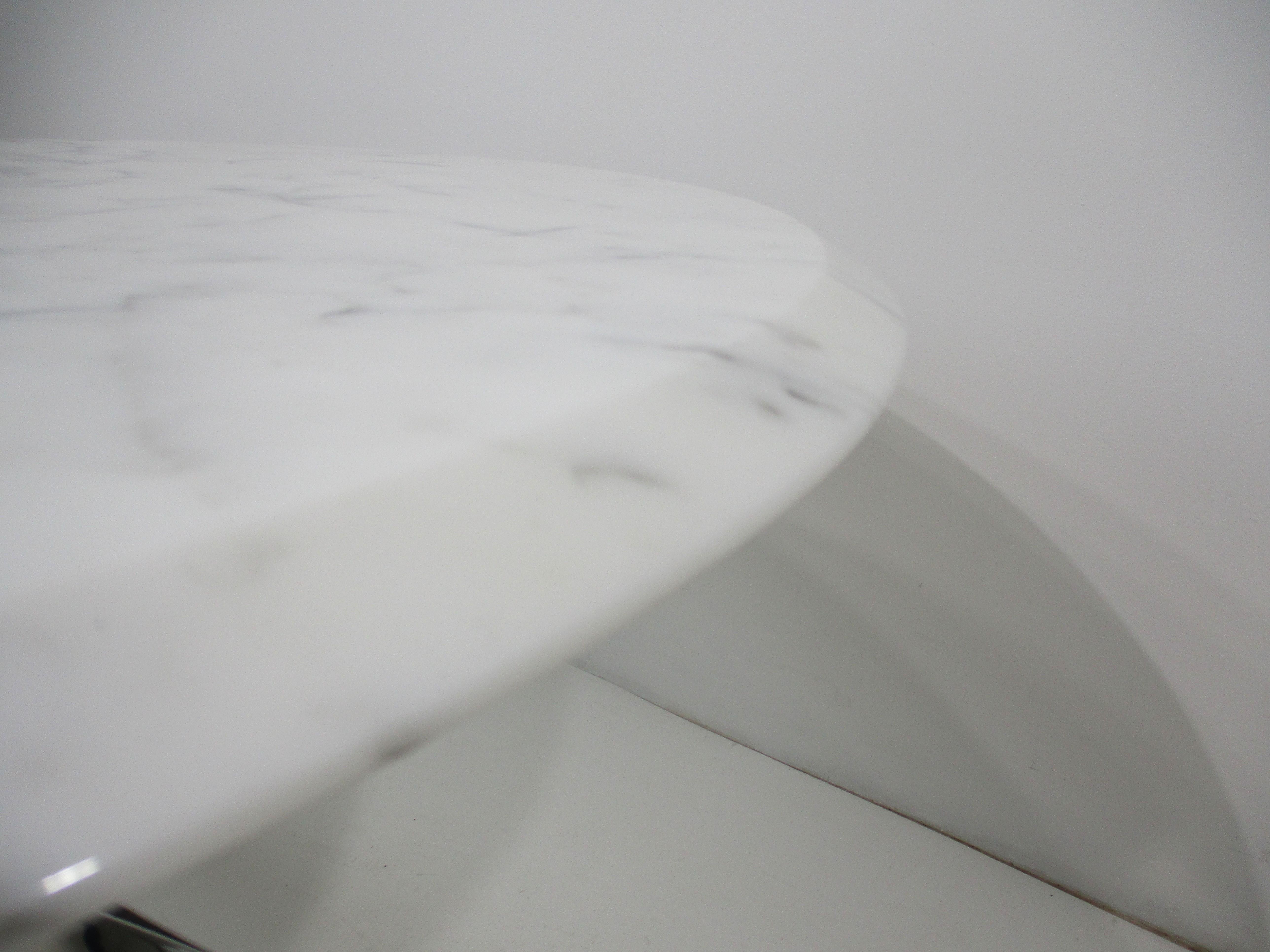 XX secolo Tavolino scultoreo Dunbar in marmo di Carrera e cromo di Roger Sprunger in vendita