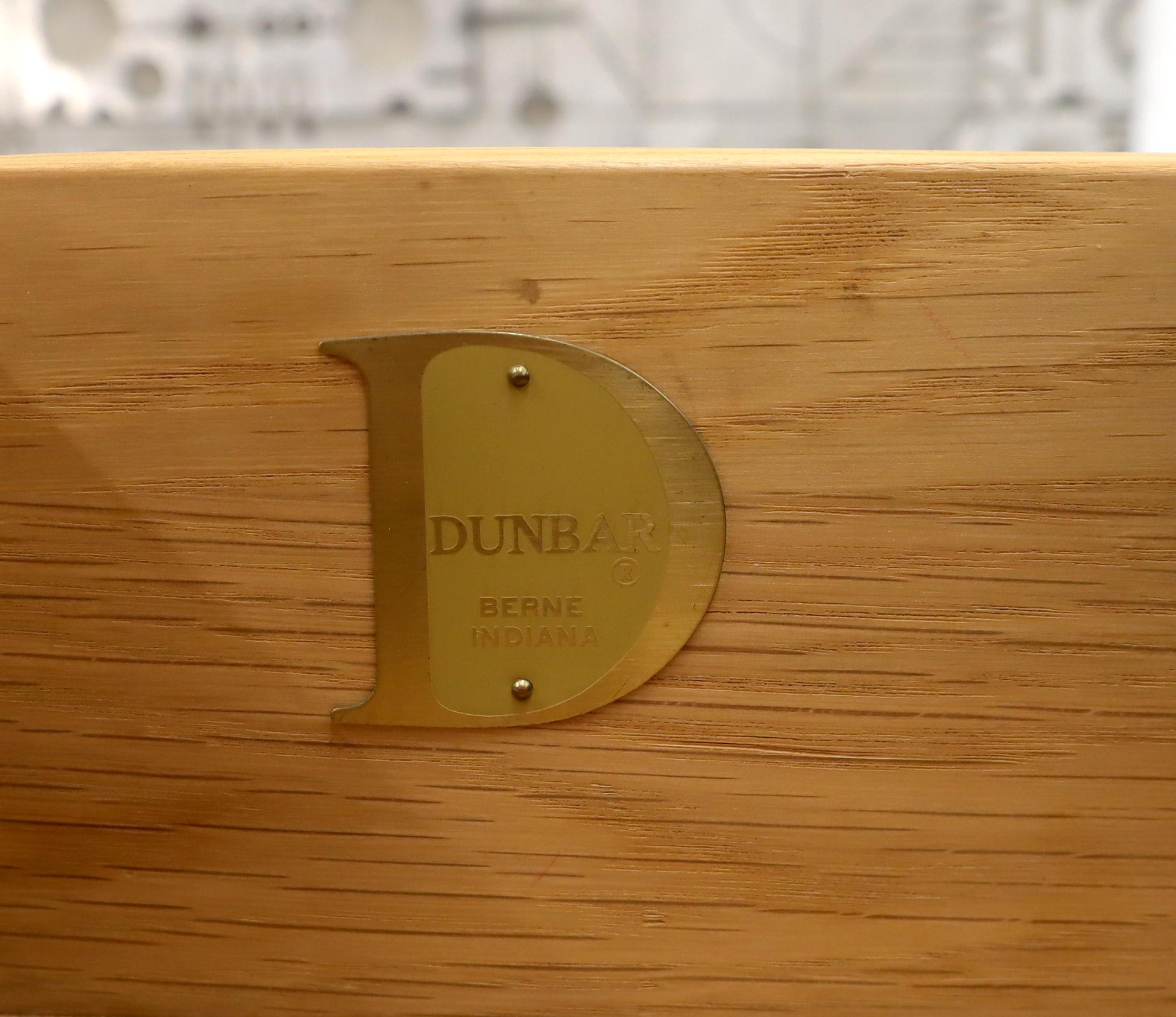 Dunbar Quadratischer zweistöckiger Beistelltisch aus amerikanischem Nussbaum, Mid-Century Modern (Walnuss) im Angebot