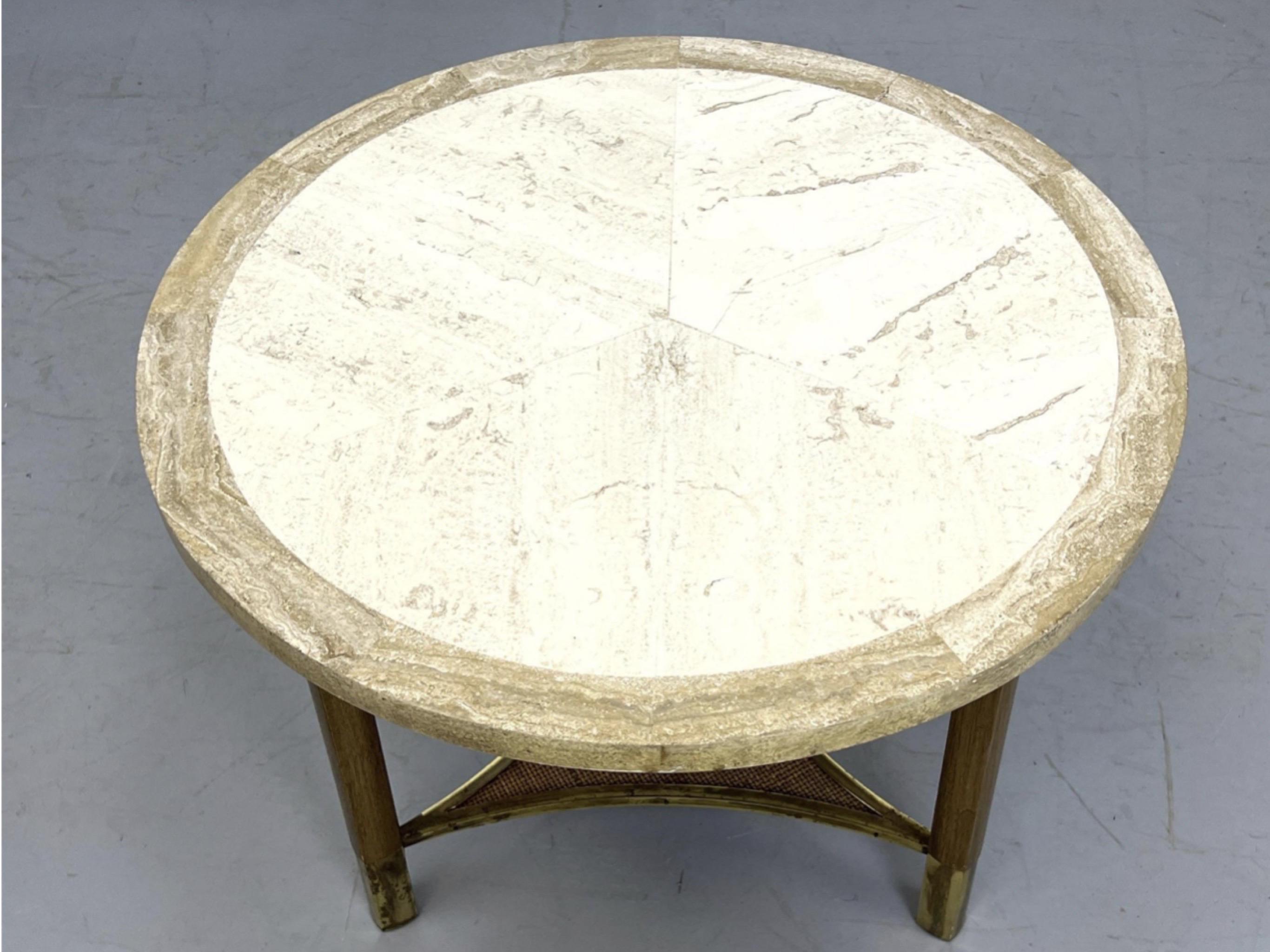 Table d'appoint en laiton et marbre de style Edward Wormly for Dunbar. Cette superbe table repose sur des pieds tripodes avec une étagère inférieure en rotin. Dimensions : H : 21 pouces : L : 26 pouces : D : 26 pouces.