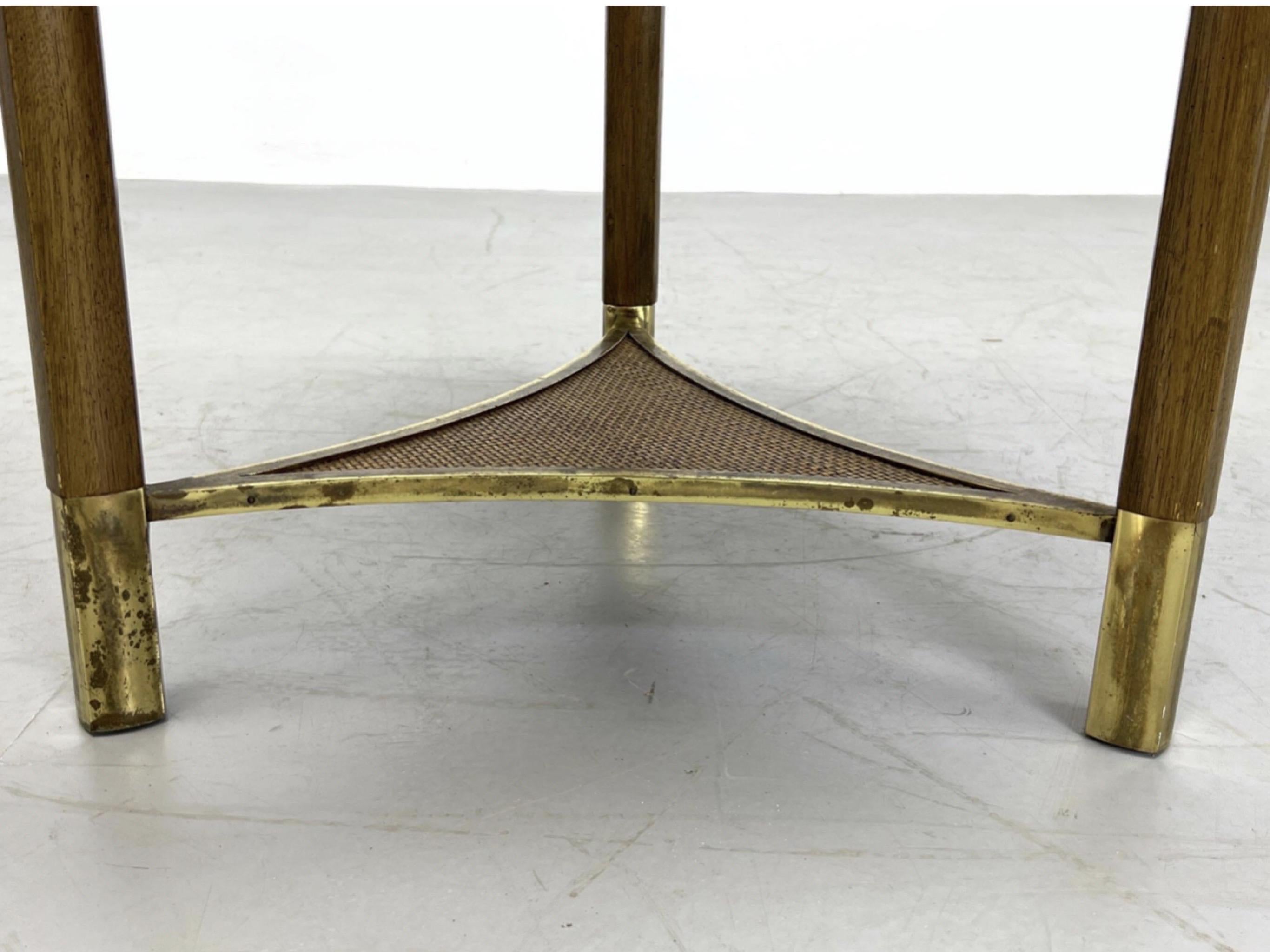 Mid-Century Modern Table d'appoint en laiton et marbre de style Dunbar en vente