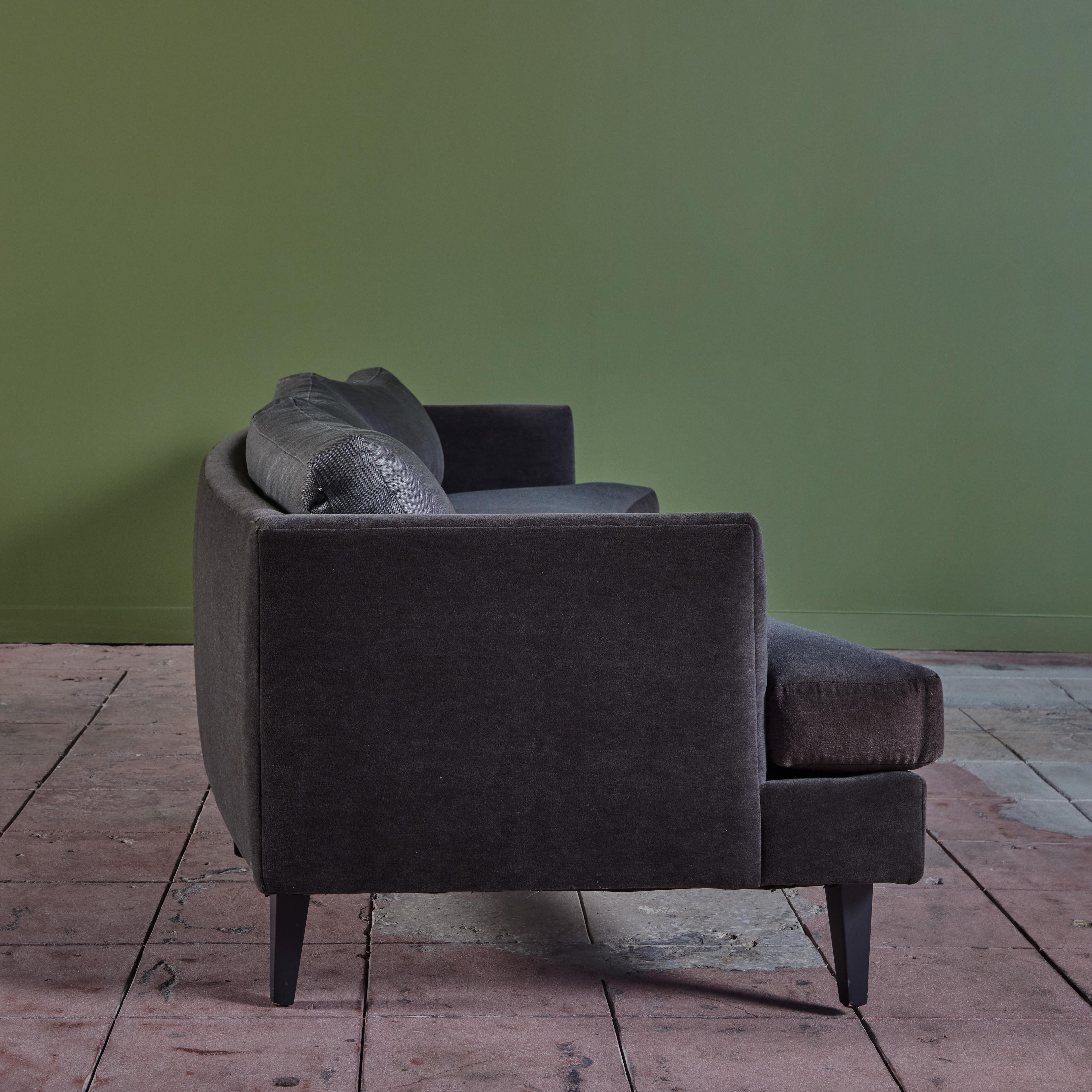 Dunbar-Stil Mohair-Sofa mit geschwungenem Sofa im Zustand „Gut“ im Angebot in Los Angeles, CA