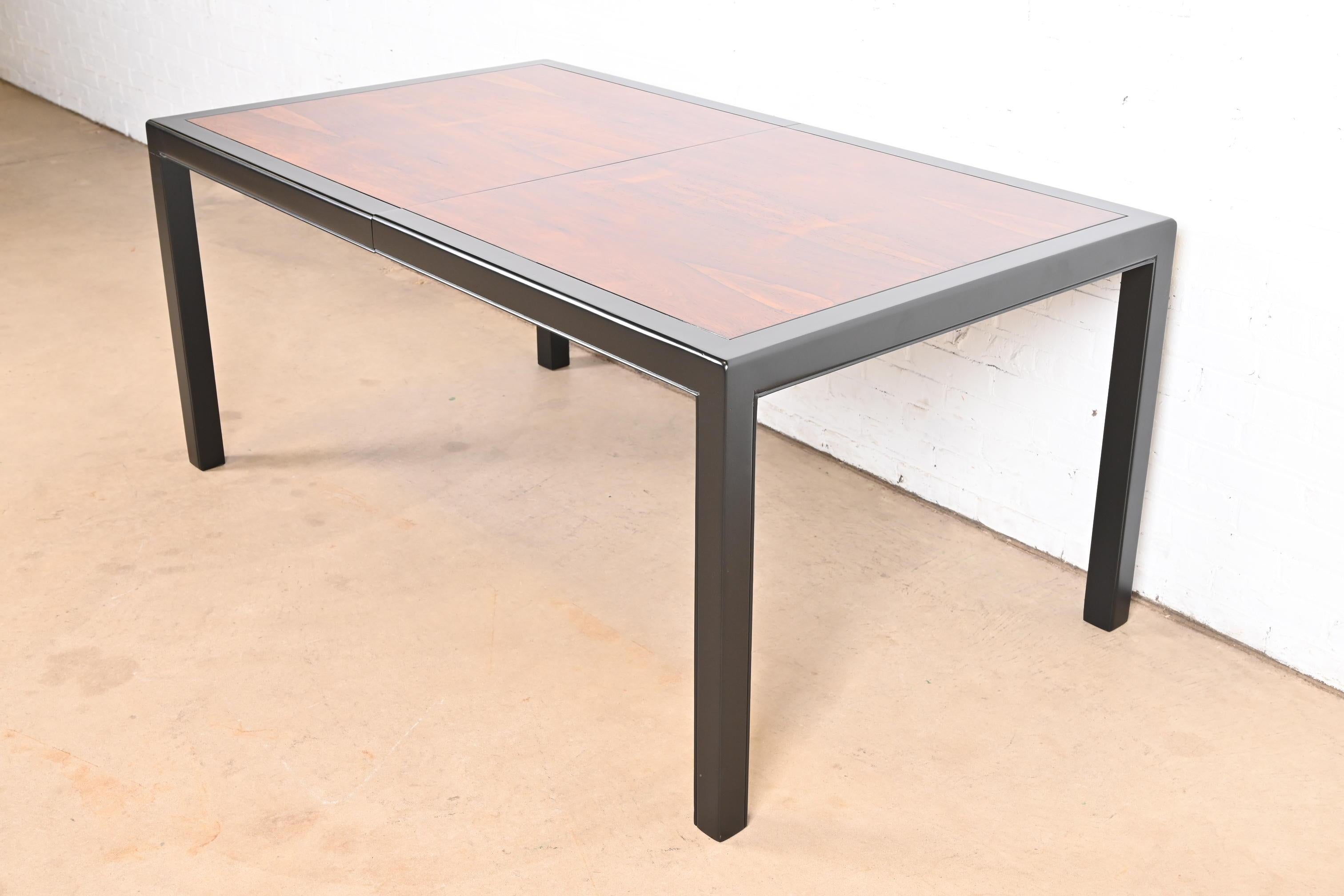 Table de salle à manger à rallonge en palissandre et laqué noir, de style Dunbar, revernie en vente 3