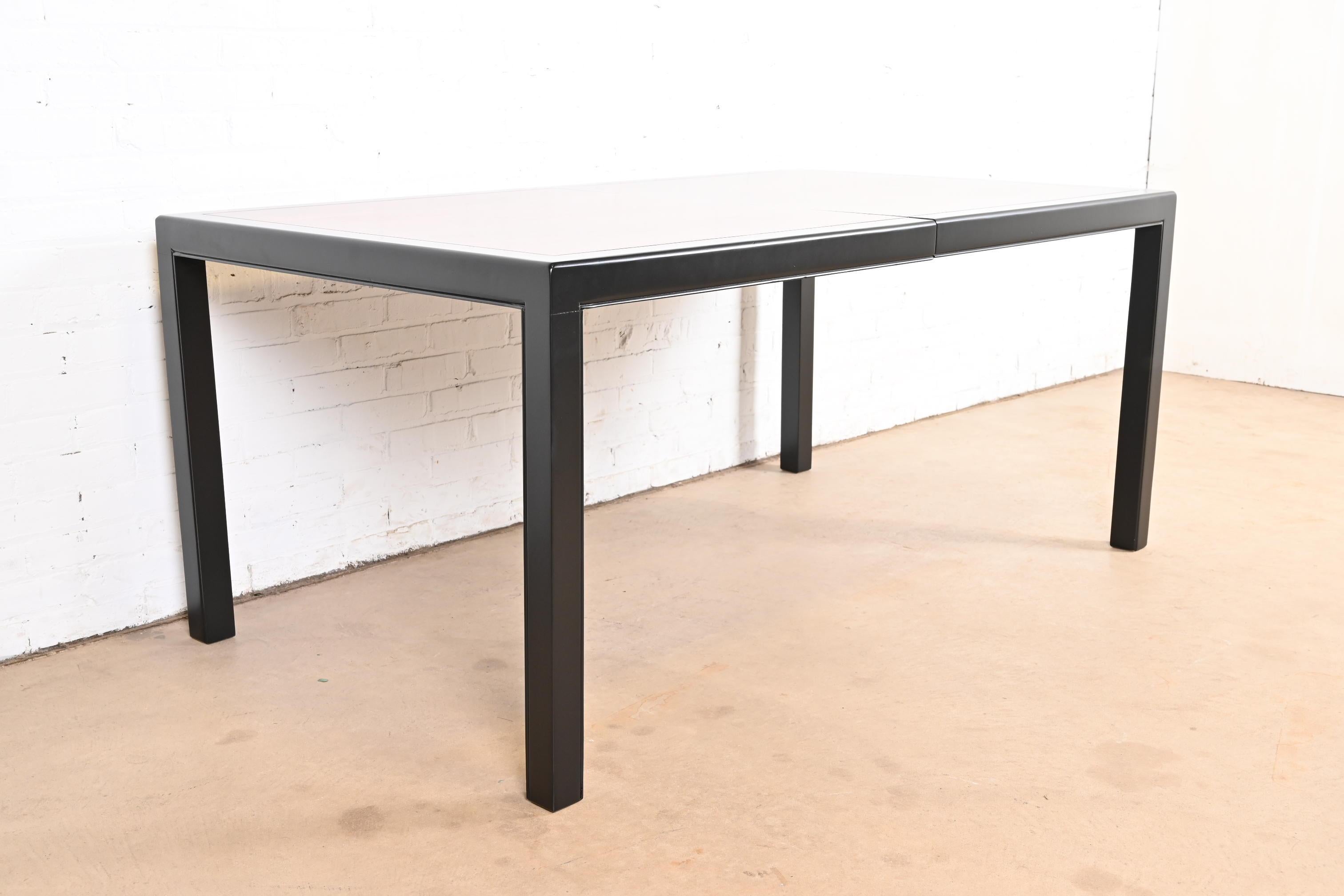 Table de salle à manger à rallonge en palissandre et laqué noir, de style Dunbar, revernie en vente 4