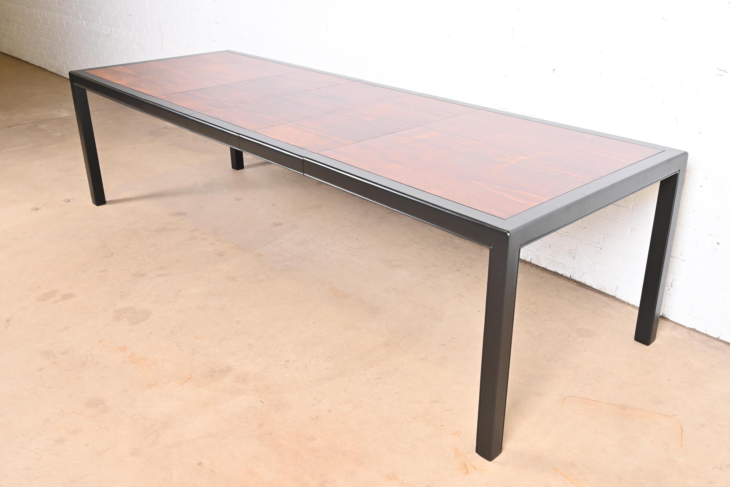 Exceptionnelle table à manger à rallonge de style Mid-Century Modern

À la manière d'Edward Wormley pour Dunbar Furniture

USA, Circa 1960

Magnifique plateau en palissandre brésilien assorti au livre, avec bandes et pieds laqués noirs.

Dimensions