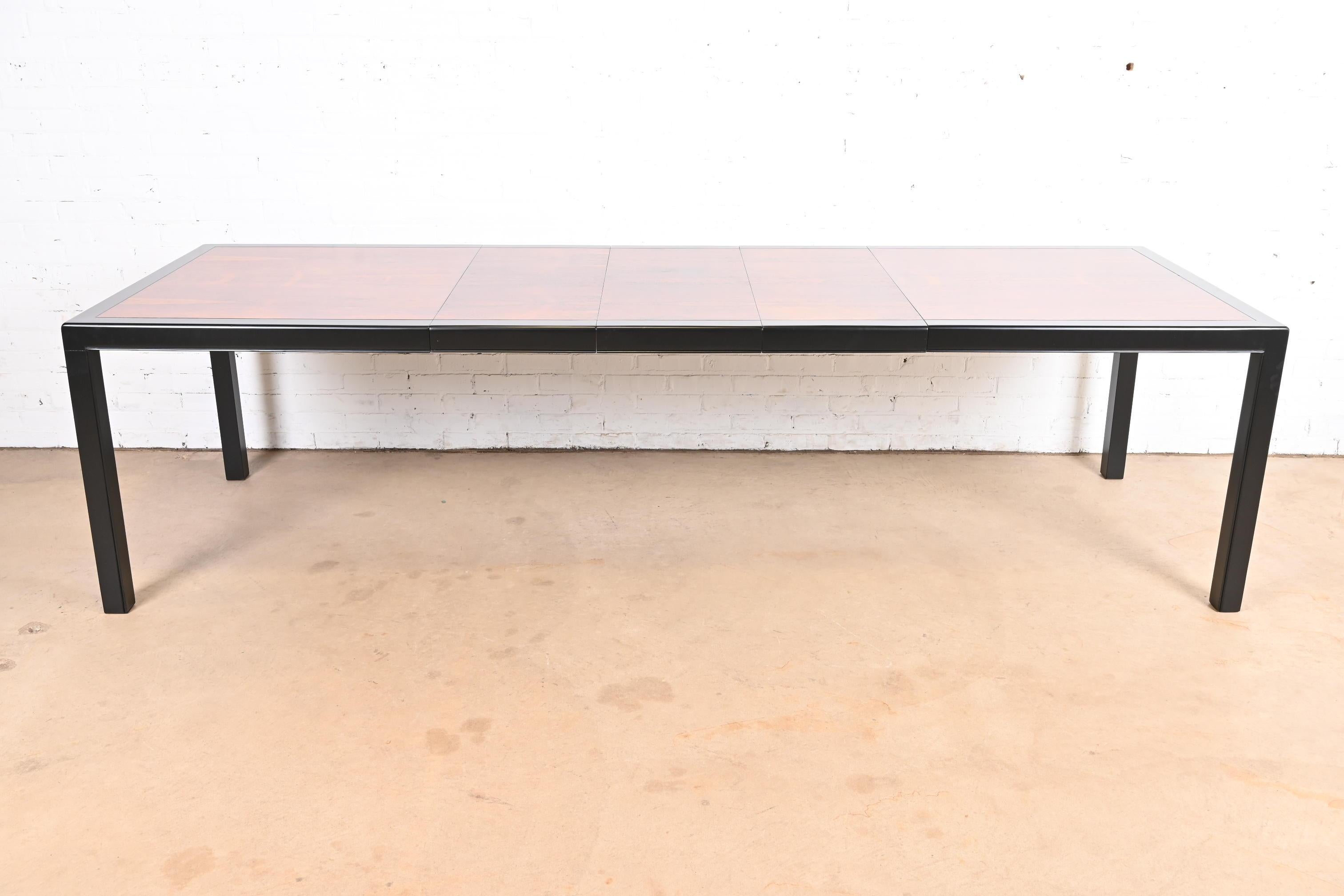 Mid-Century Modern Table de salle à manger à rallonge en palissandre et laqué noir, de style Dunbar, revernie en vente