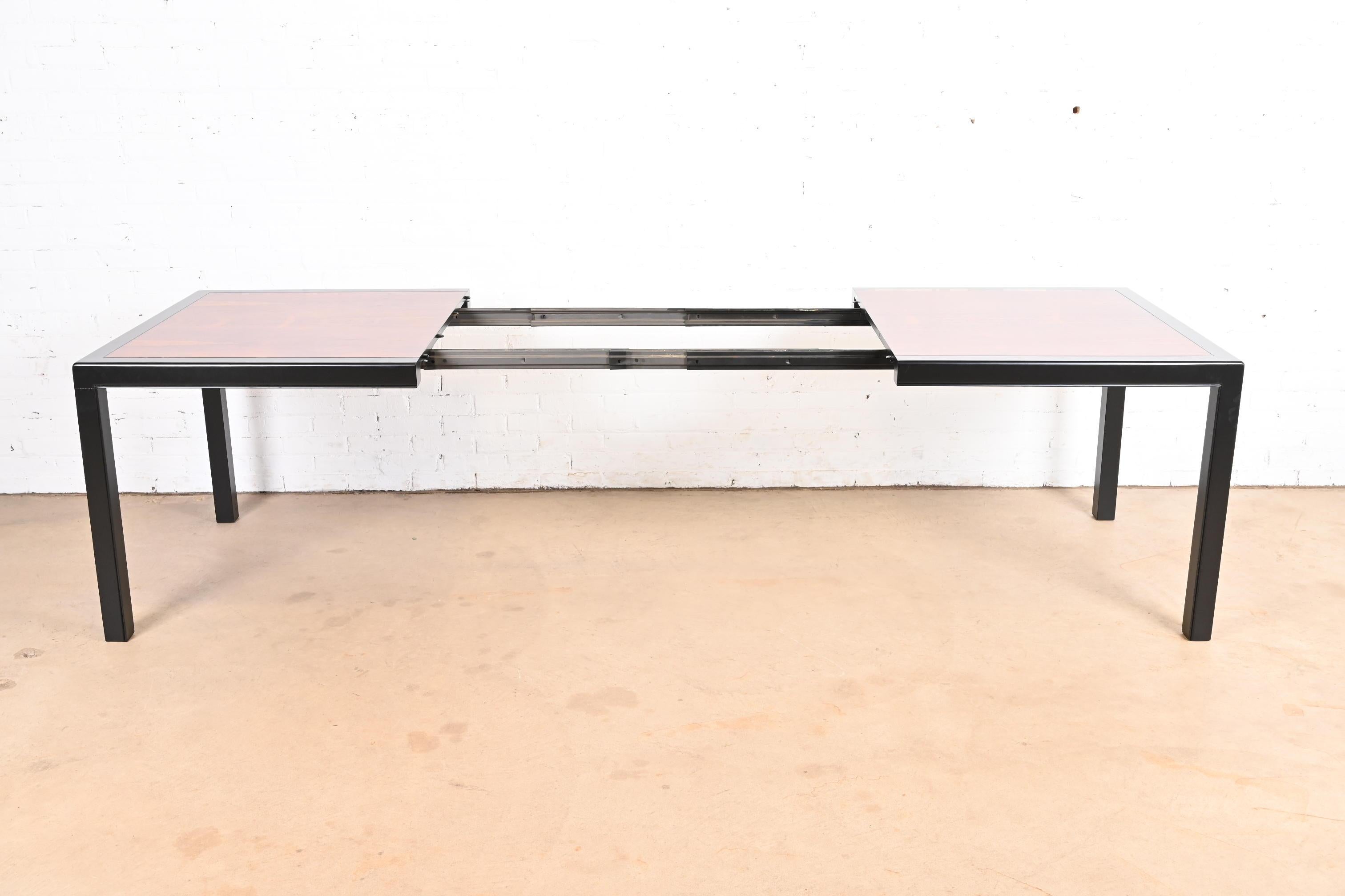Américain Table de salle à manger à rallonge en palissandre et laqué noir, de style Dunbar, revernie en vente