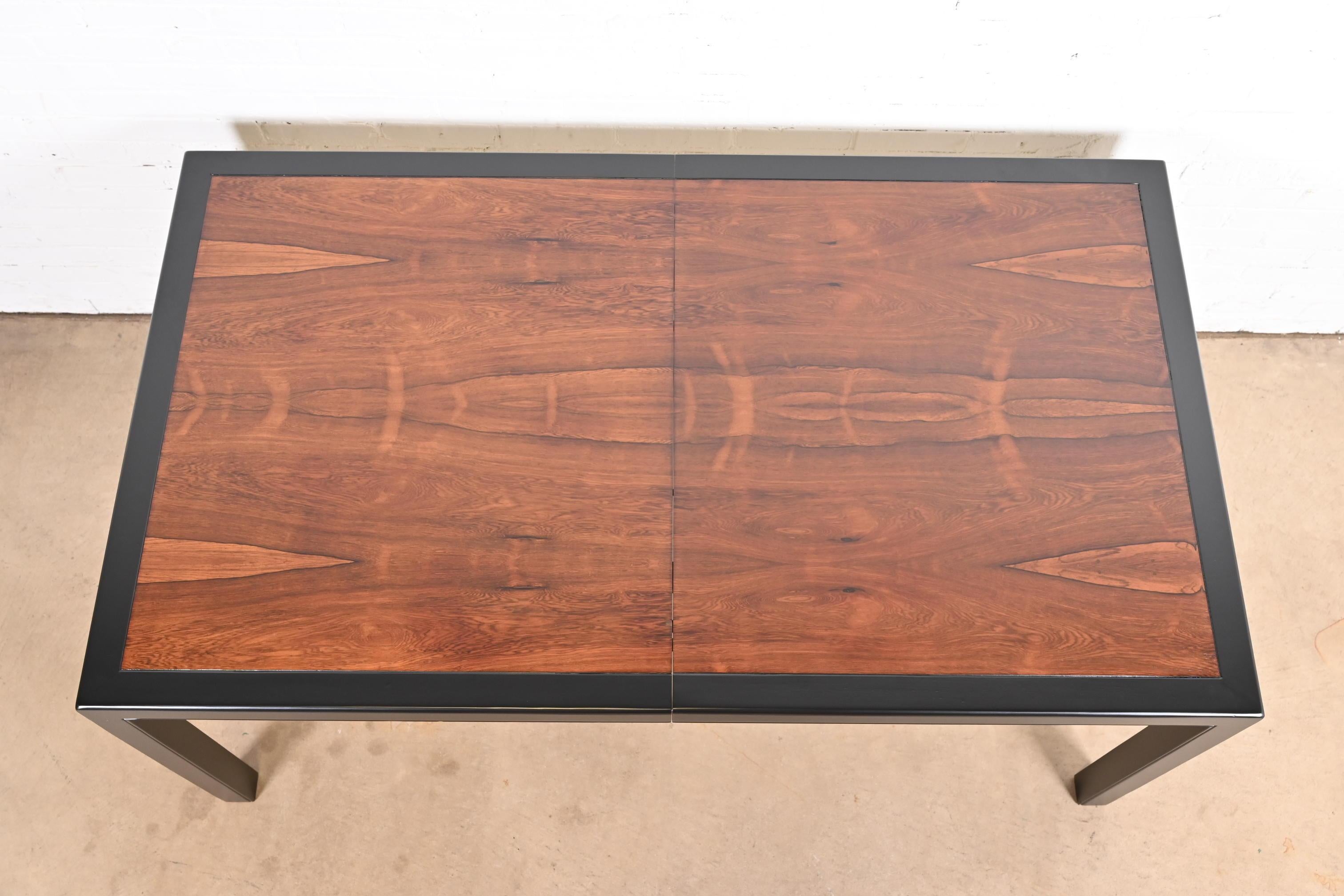 Table de salle à manger à rallonge en palissandre et laqué noir, de style Dunbar, revernie Bon état - En vente à South Bend, IN