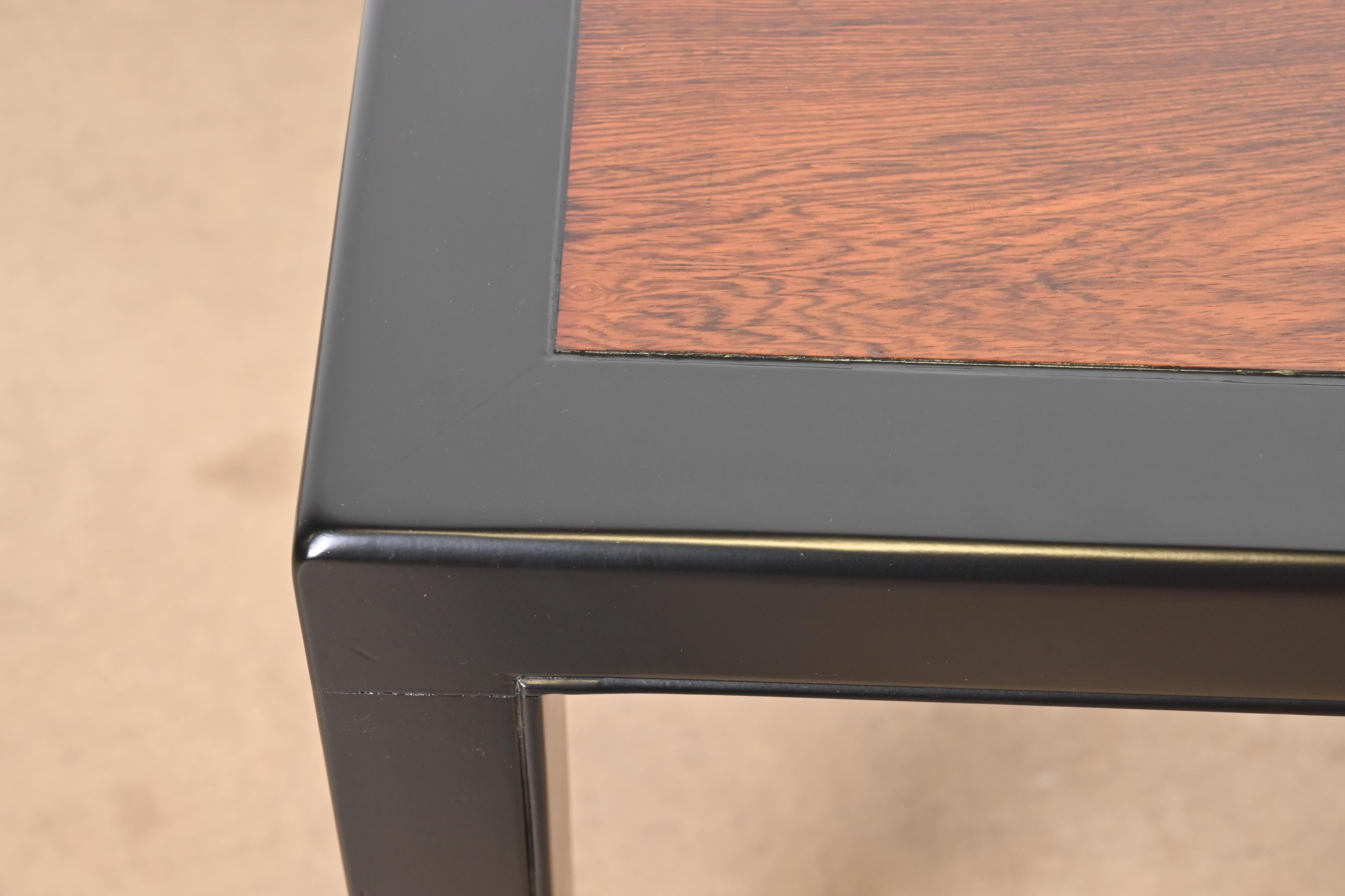 Bois de rose Table de salle à manger à rallonge en palissandre et laqué noir, de style Dunbar, revernie en vente