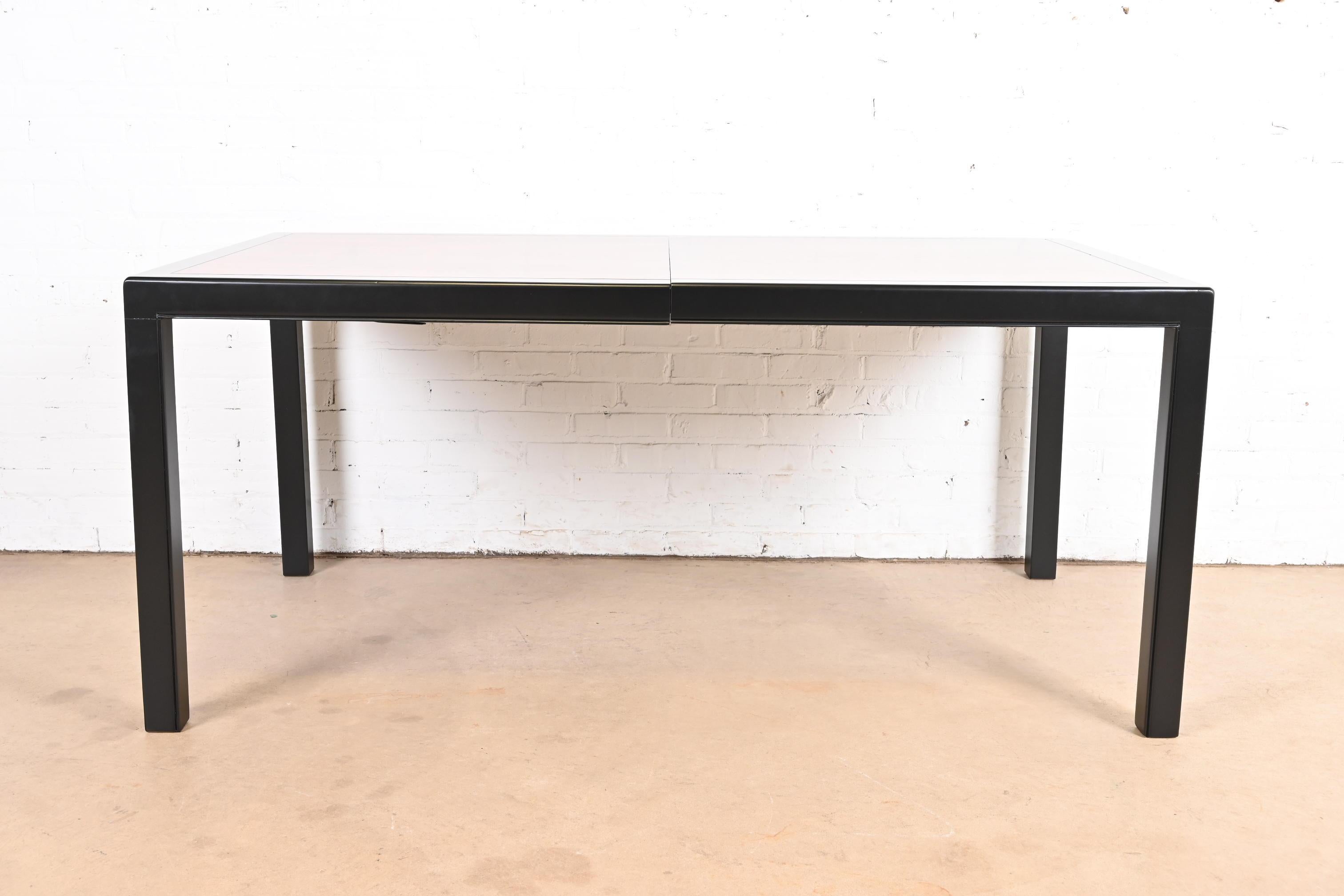 Table de salle à manger à rallonge en palissandre et laqué noir, de style Dunbar, revernie en vente 1