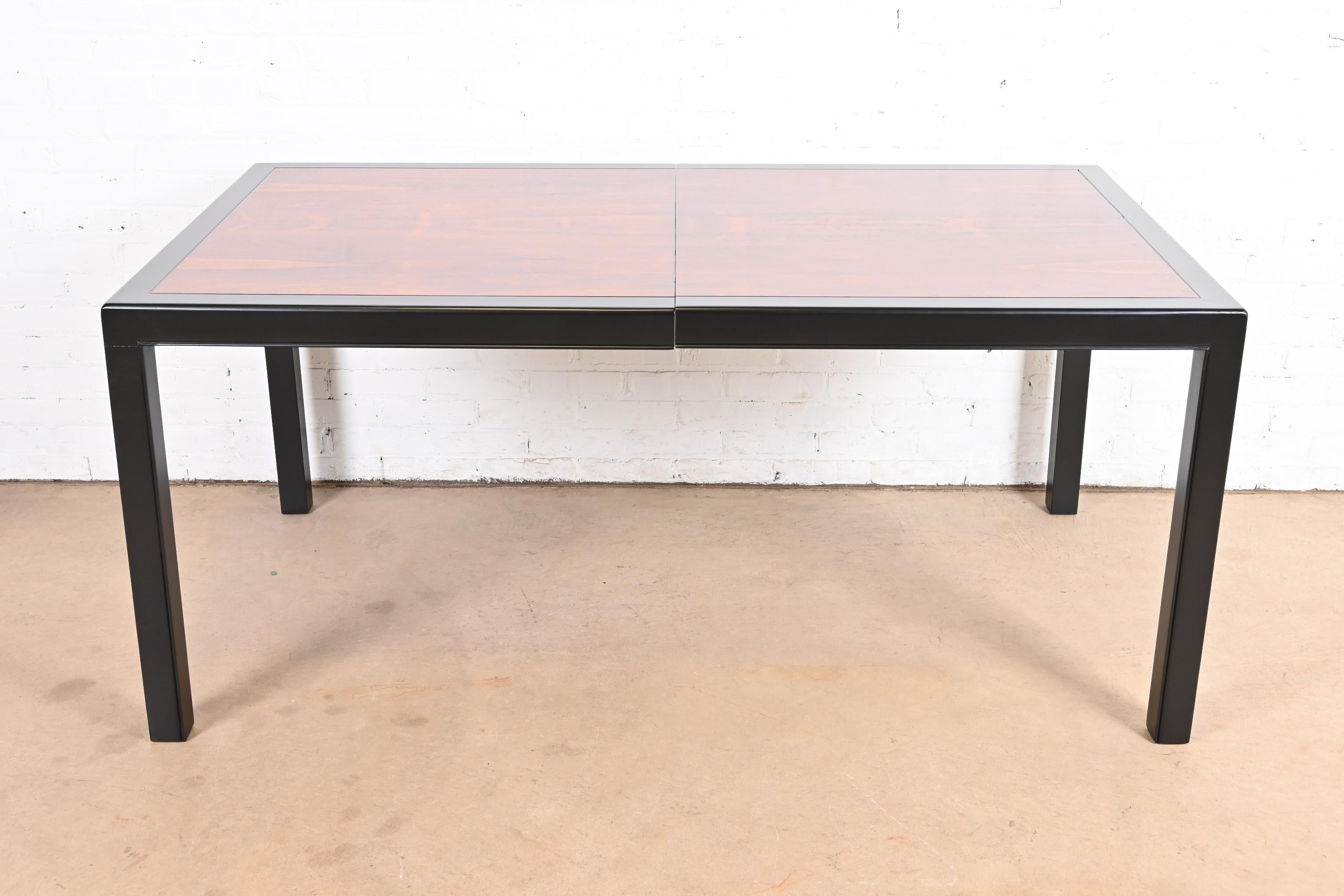 Table de salle à manger à rallonge en palissandre et laqué noir, de style Dunbar, revernie en vente 2