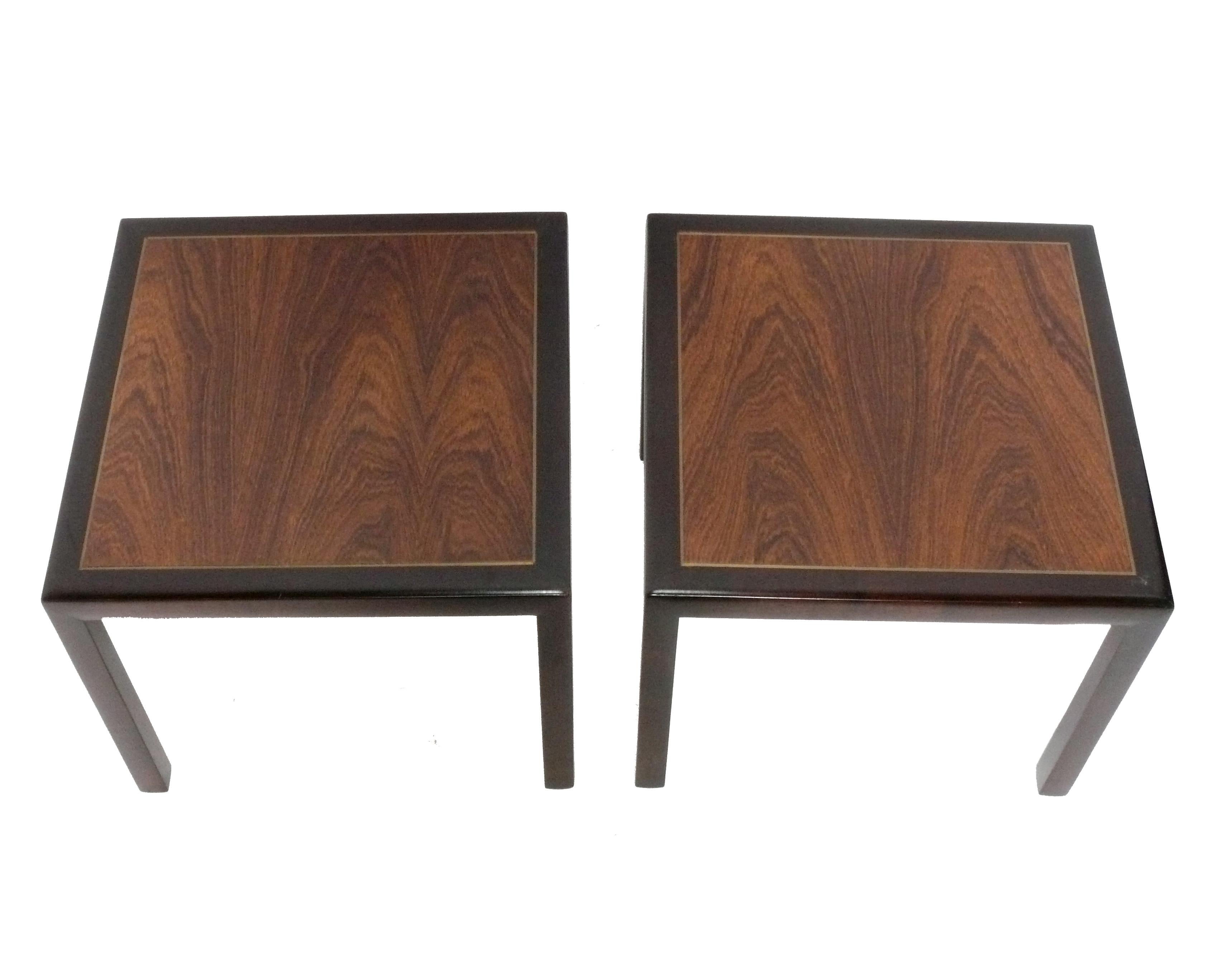 Paar Beistelltische aus Palisander und Mahagoni, im Stil von Edward Wormley für Dunbar, amerikanisch, um 1960. Sie haben eine vielseitige Größe und können als Beistelltisch, Nachttisch oder zusammengeschoben als Couchtisch verwendet werden. 