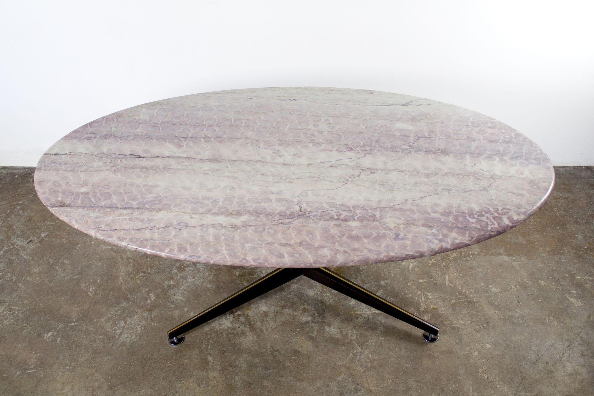 Ein sehr seltener, einzigartiger Esstisch/Schreibtisch Modell 1123 mit einer unglaublichen exotischen polierten Marmorplatte, entworfen von Edward Wormley für Dunbar, 1950. Der Tisch ist in sehr gutem Zustand und hat einen Sockel aus Nussbaumholz