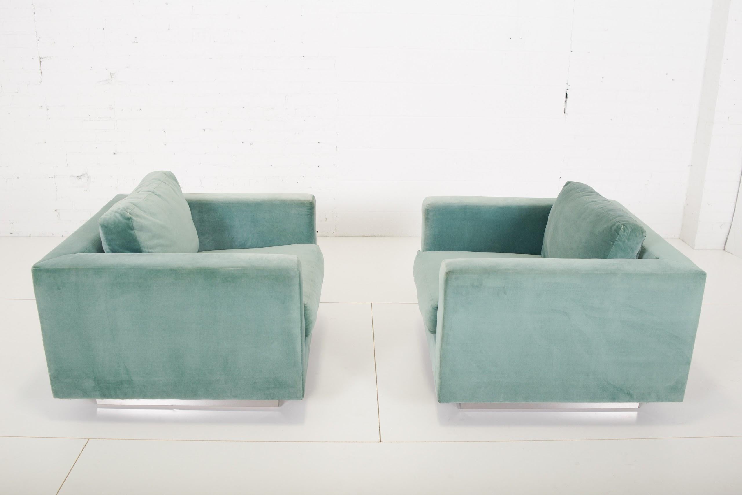 Pair of tuxedo lounge chairs by Edward Wormley for Dunbar. Original teal cotton velvet is in great shape, as are the chrome bases. Set was just cleaned.


 