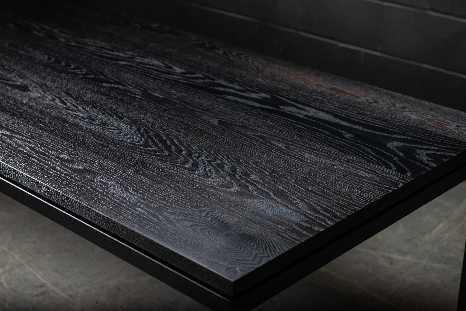Der Duncan ist ein eleganter, moderner Esstisch, der aus handverlesenem amerikanischem Hartholz gefertigt wird. Die Oberfläche aus Massivholz, die auf einem minimalistischen Metallsockel schwebt, sorgt für ein klares, modernes Erscheinungsbild mit
