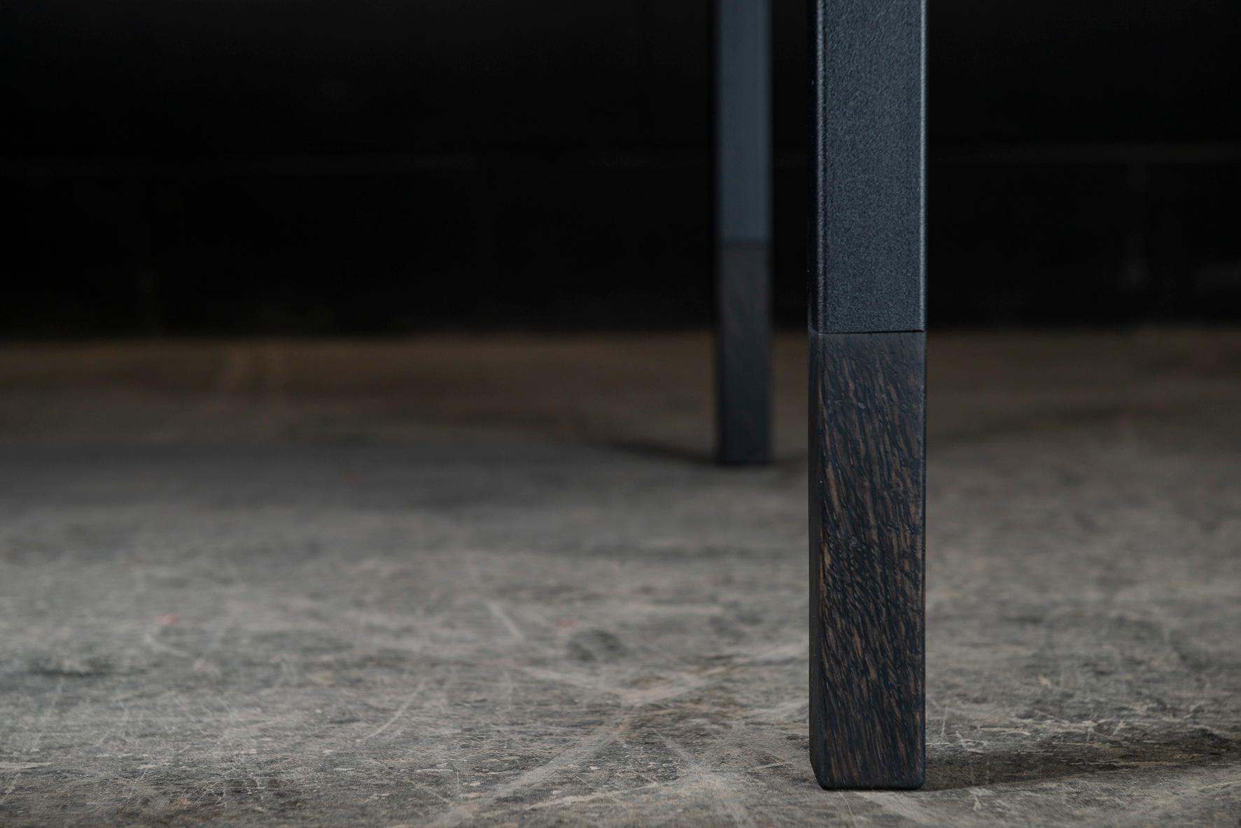Duncan-Esstisch, von Ambrozia, massive ebonisierte Eiche und schwarzes Metall im Zustand „Neu“ im Angebot in Drummondville, Quebec