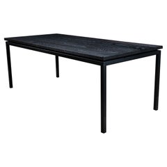 Table de salle à manger Duncan, par AMBROZIA, Chêne massif ébonisé et métal noir