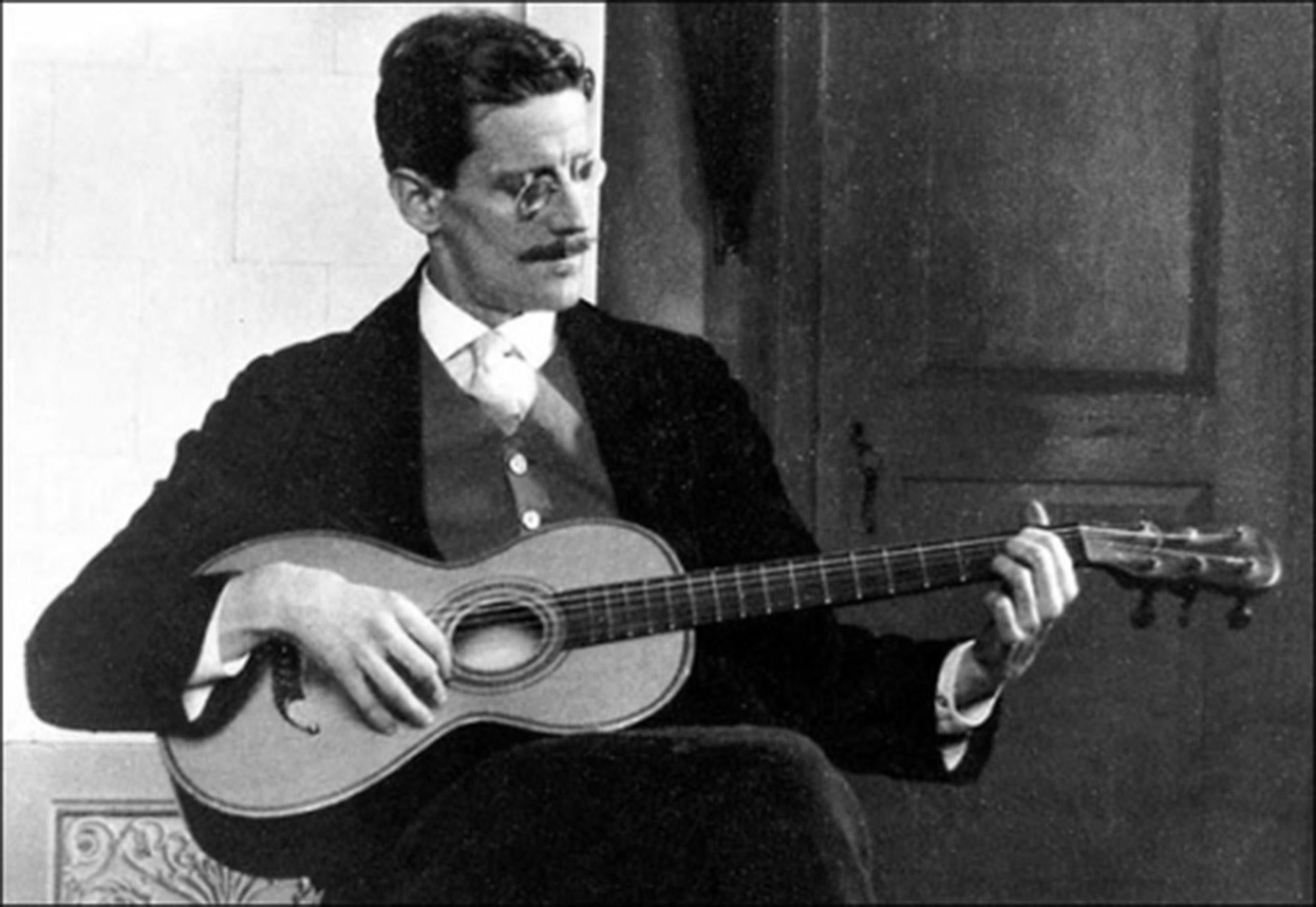Mann spielt Gitarre, Ölgemälde von Duncan Hannah im Angebot 6