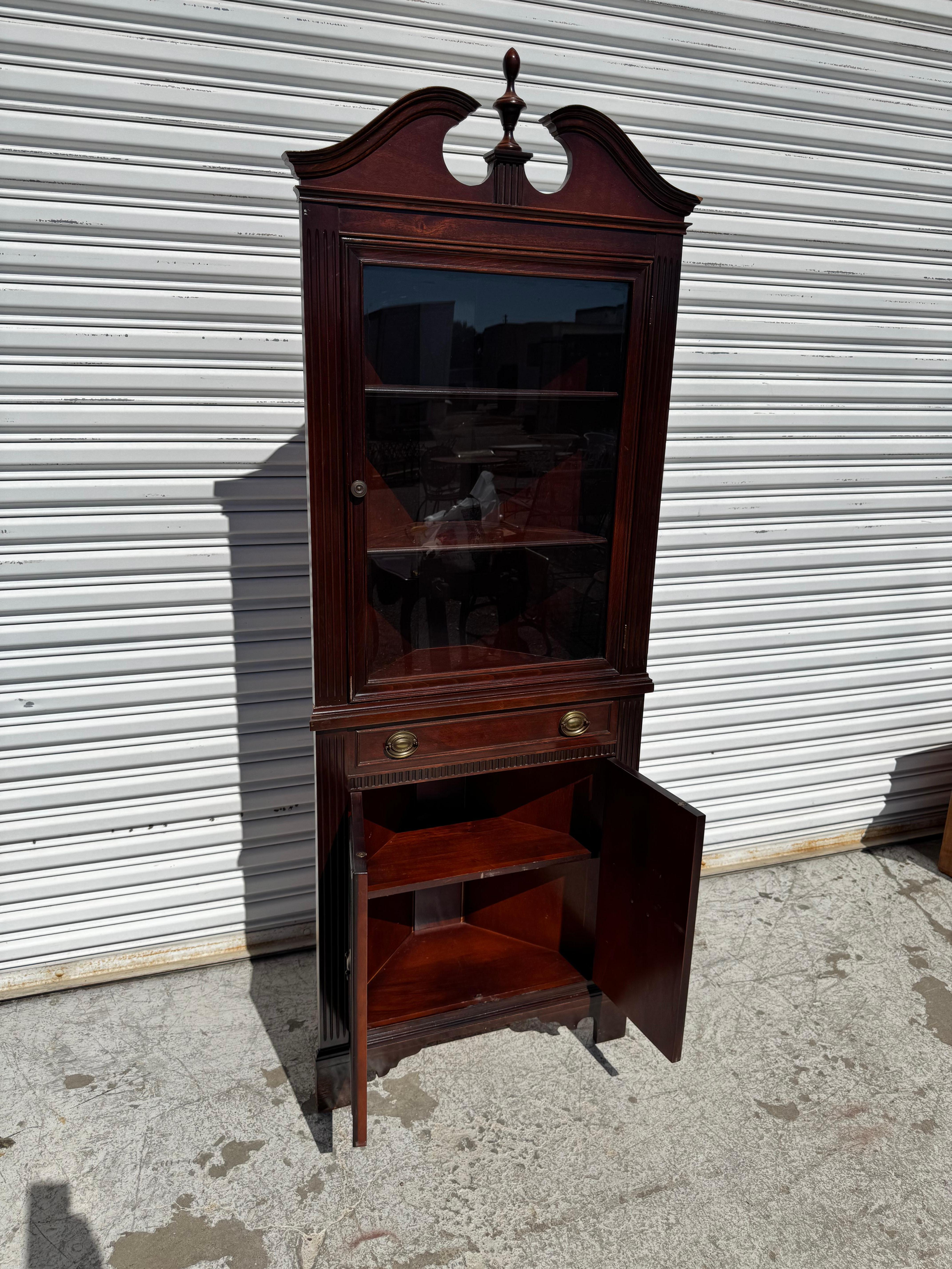 Neo-Regency Duncan Phyfe Armadio ad angolo a 2 ante in mogano in vendita