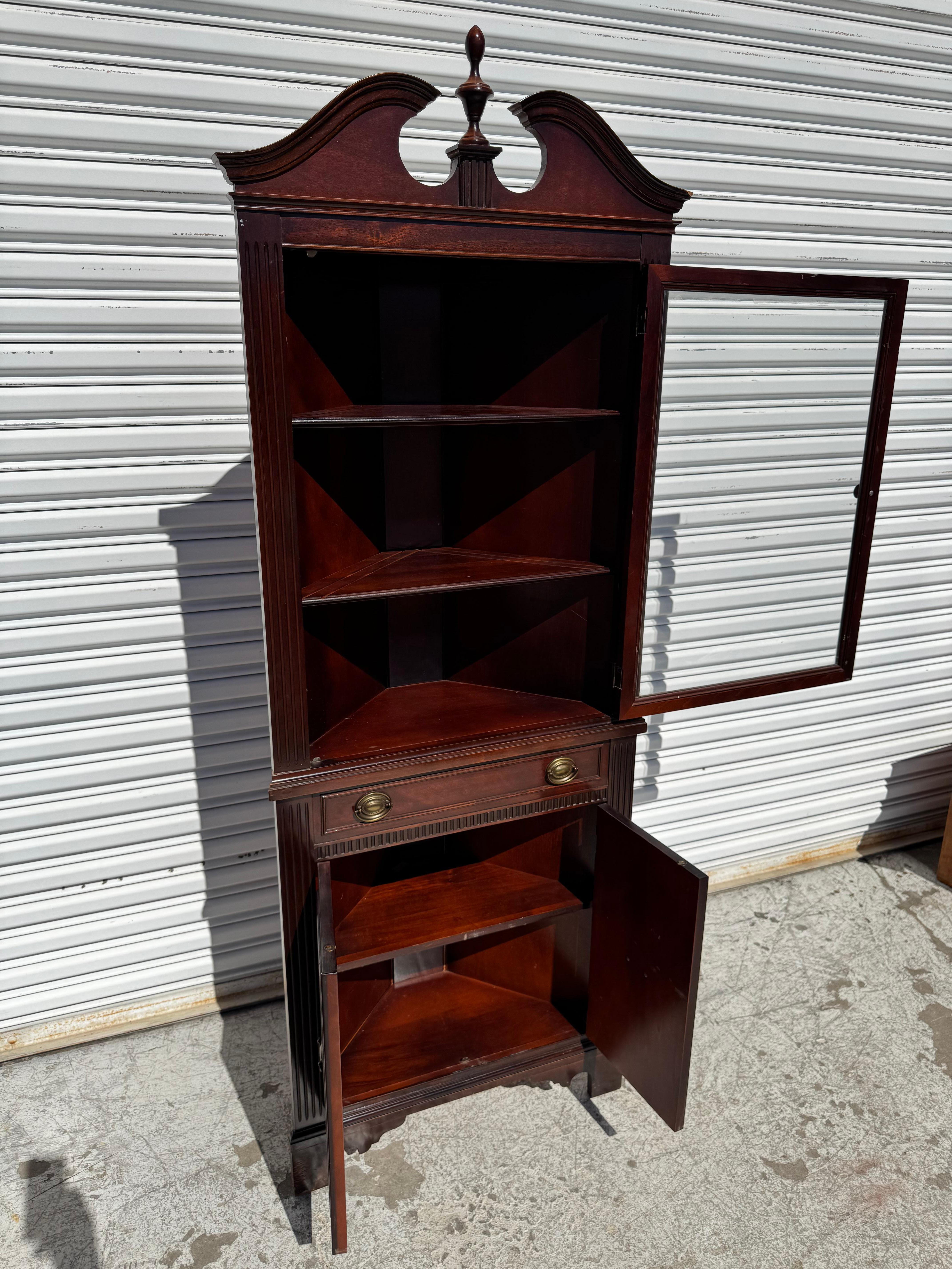 Americano Duncan Phyfe Armadio ad angolo a 2 ante in mogano in vendita