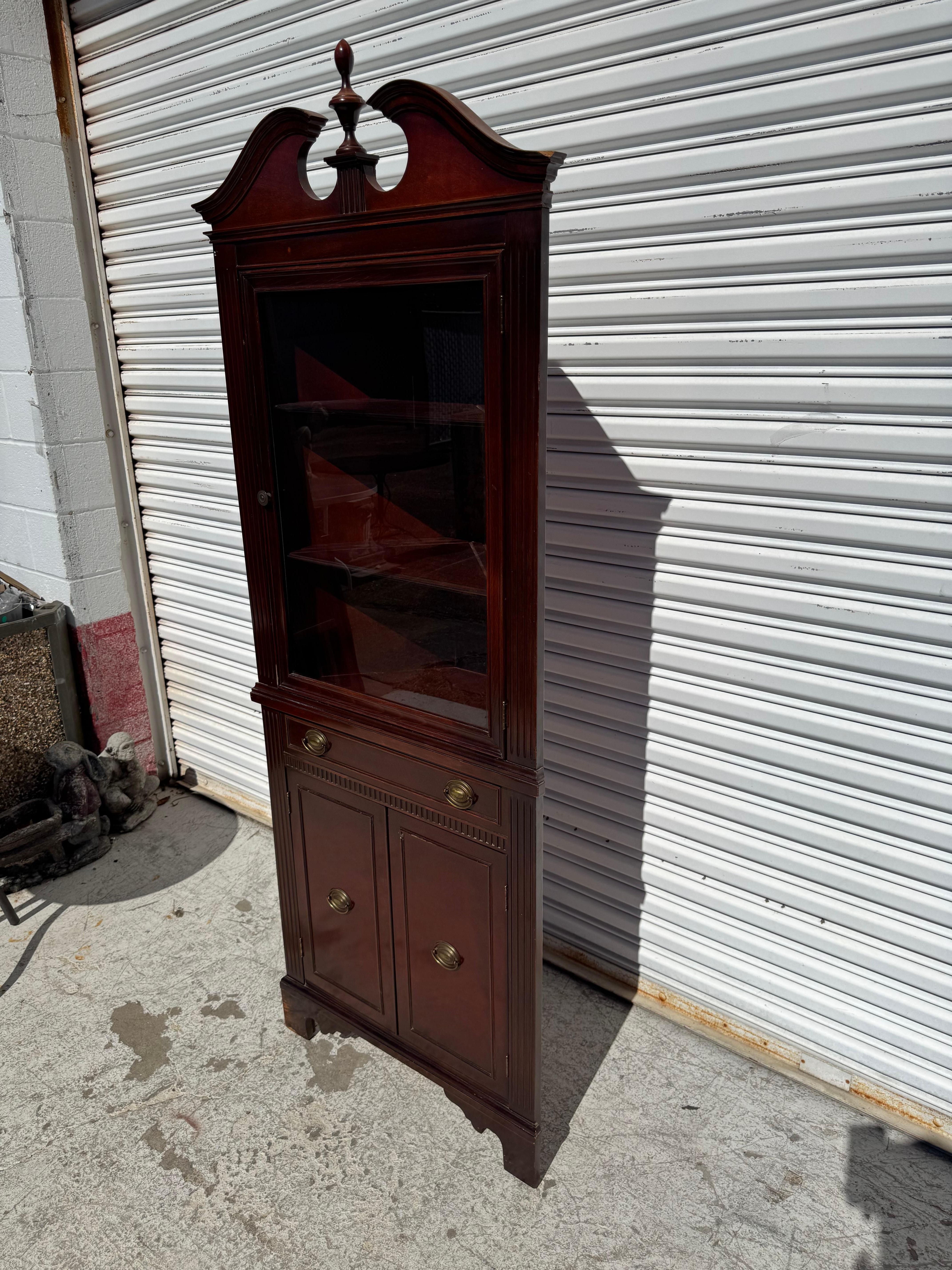 Duncan Phyfe Armadio ad angolo a 2 ante in mogano In condizioni buone in vendita a Pasadena, TX