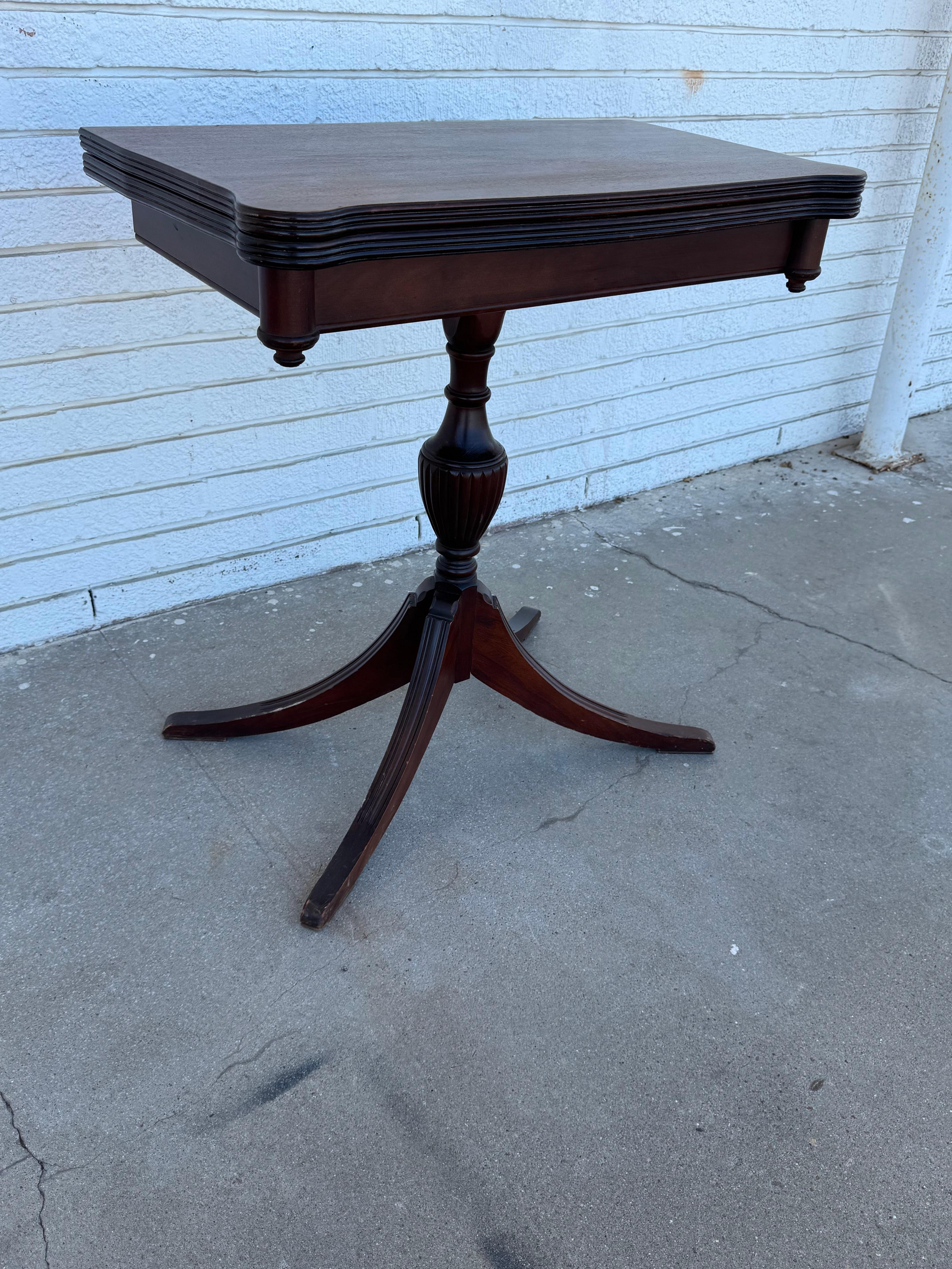 Mesa de juego con pedestal de caoba Duncan Phyfe Hepplewhite en venta