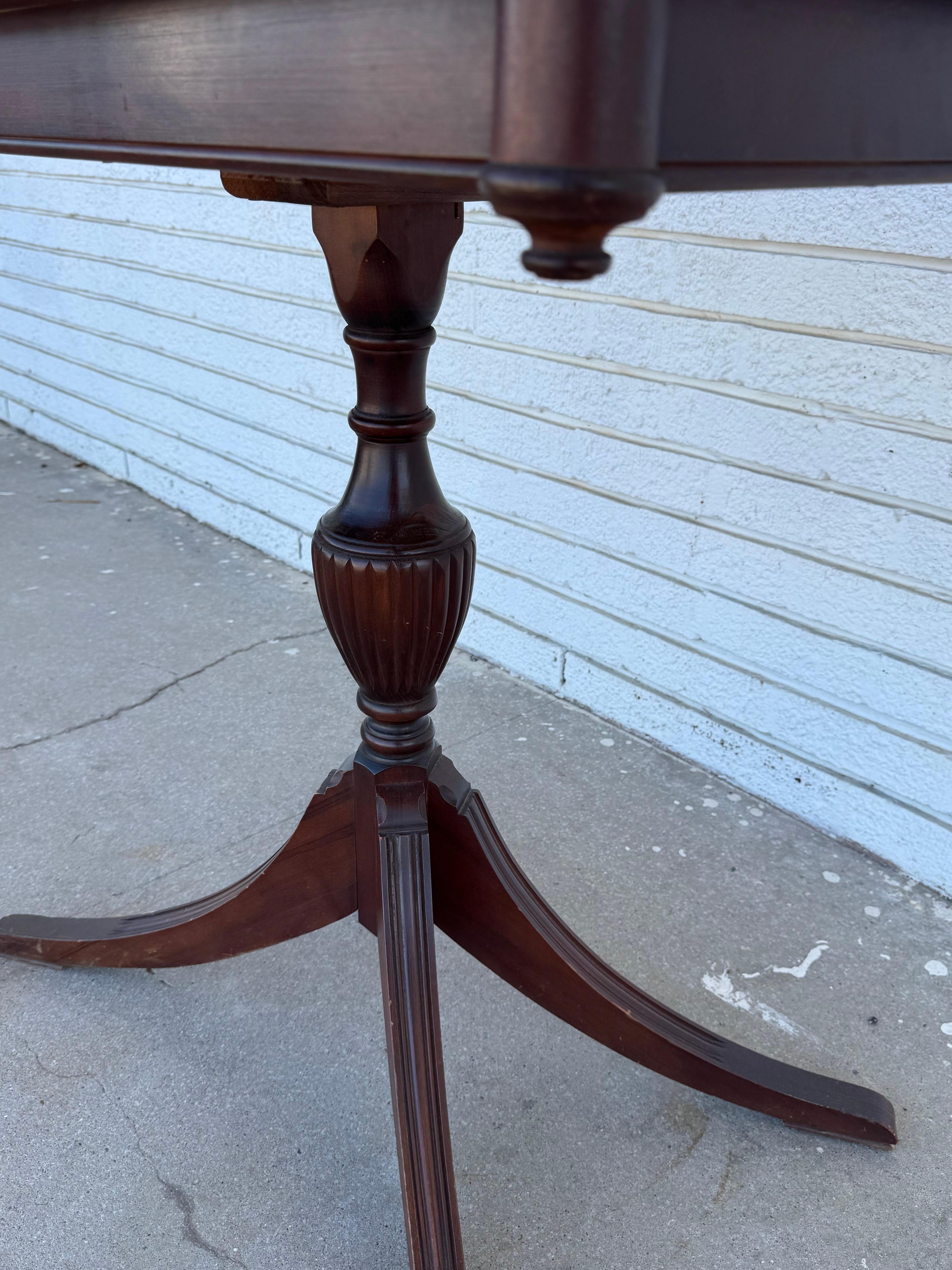 Mesa de juego con pedestal de caoba Duncan Phyfe Estadounidense en venta
