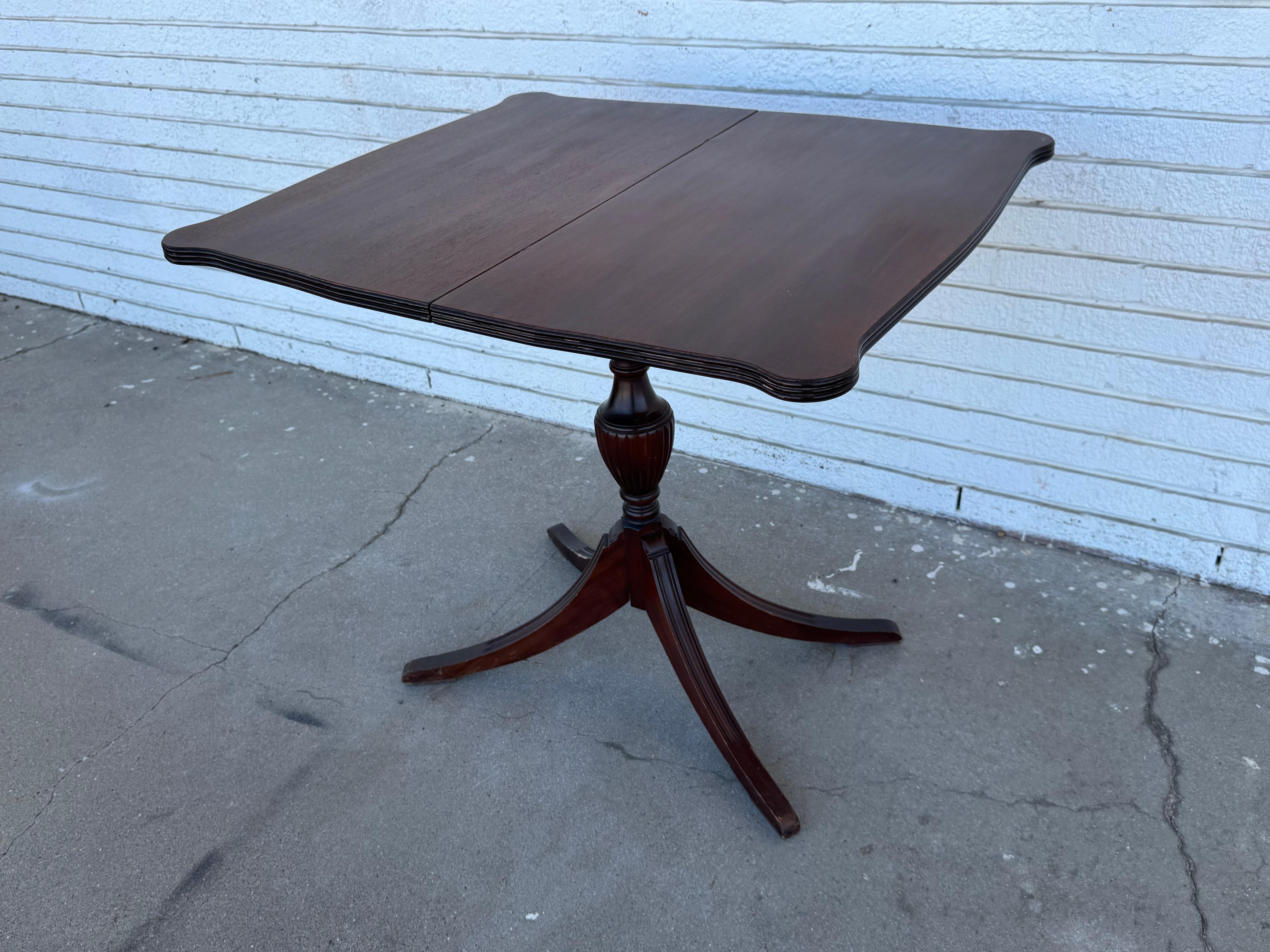 Mesa de juego con pedestal de caoba Duncan Phyfe mediados del siglo XX en venta