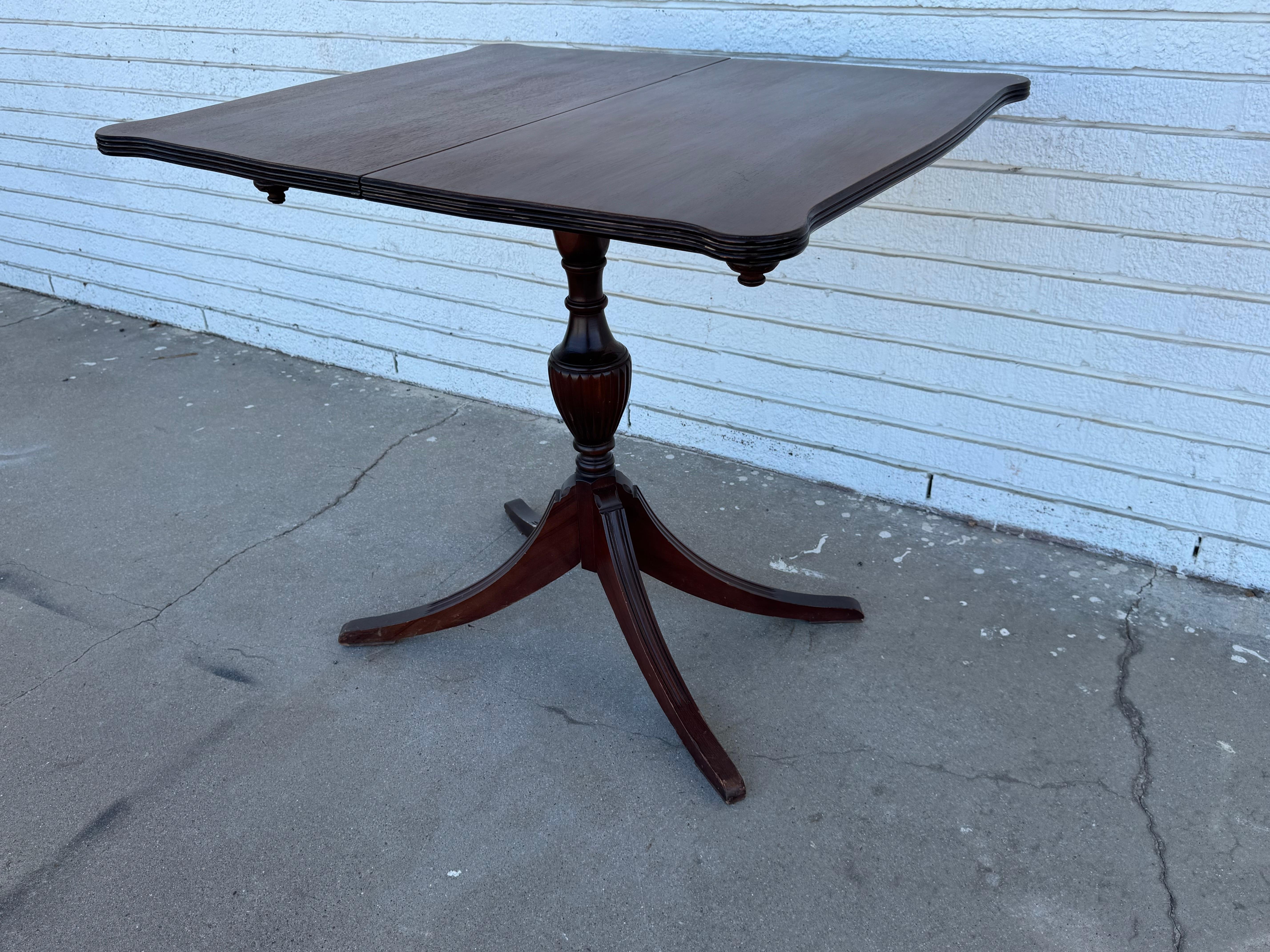 Mesa de juego con pedestal de caoba Duncan Phyfe Caoba en venta