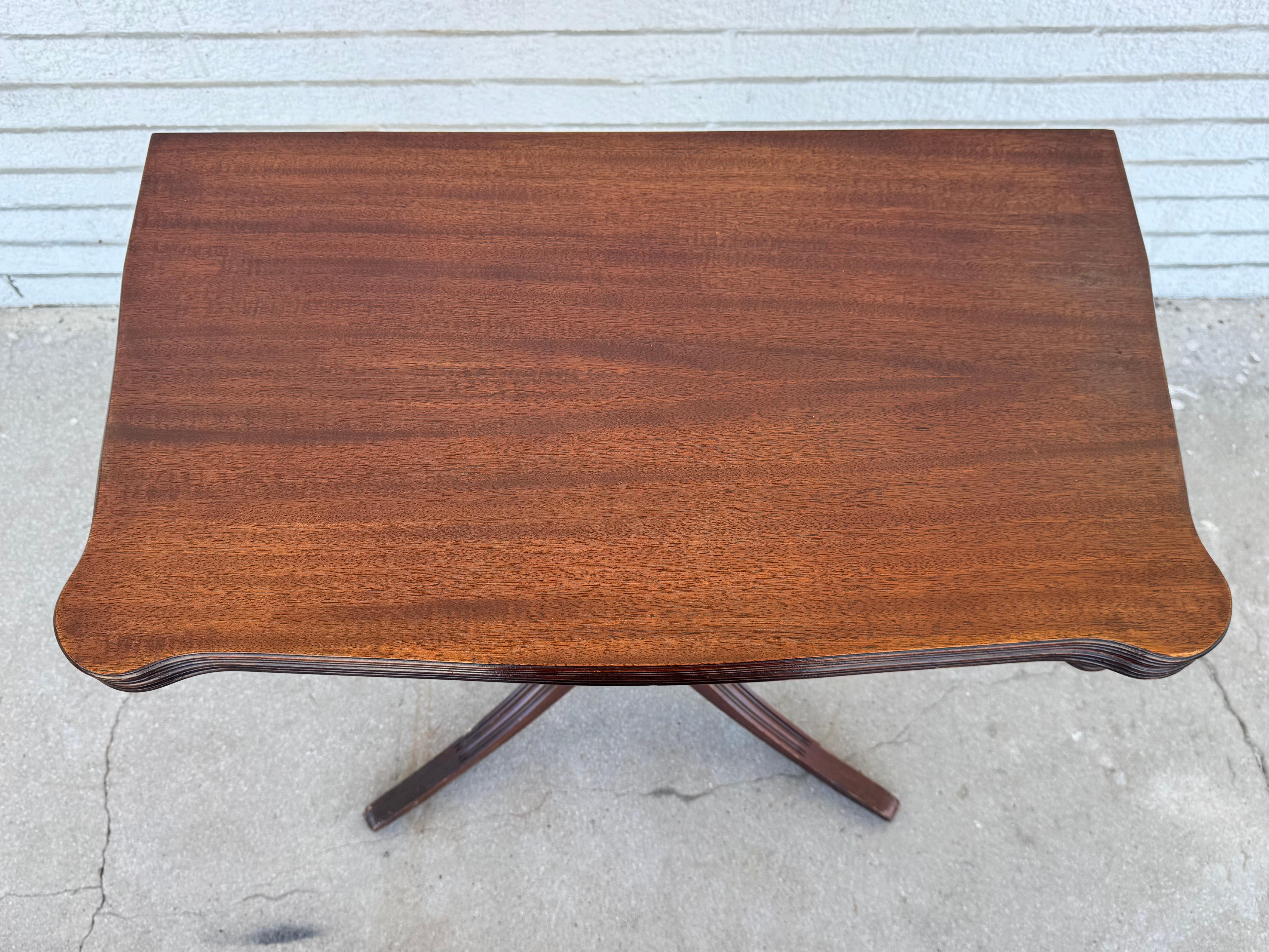 Mesa de juego con pedestal de caoba Duncan Phyfe en venta 1
