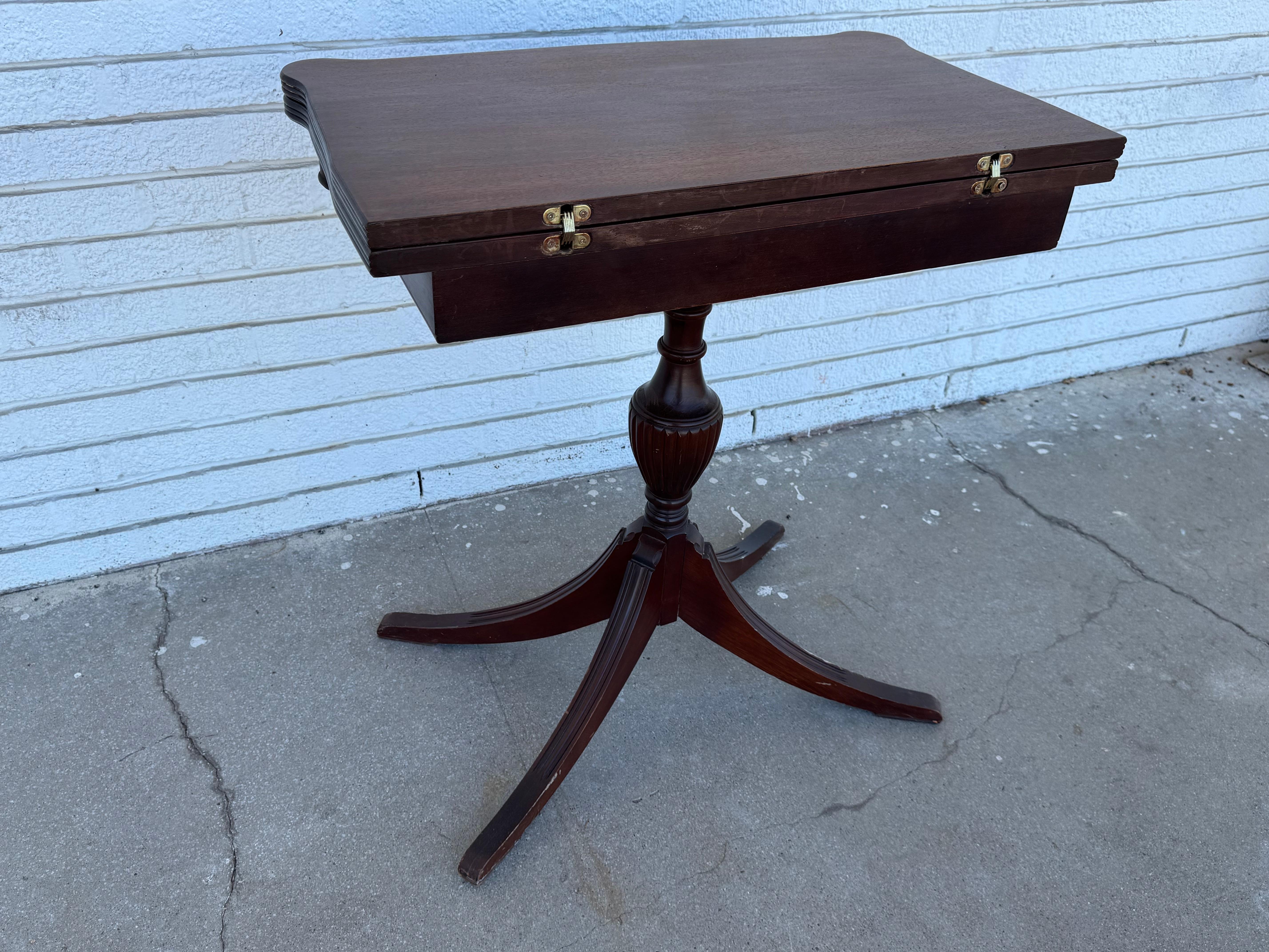 Mesa de juego con pedestal de caoba Duncan Phyfe en venta 2