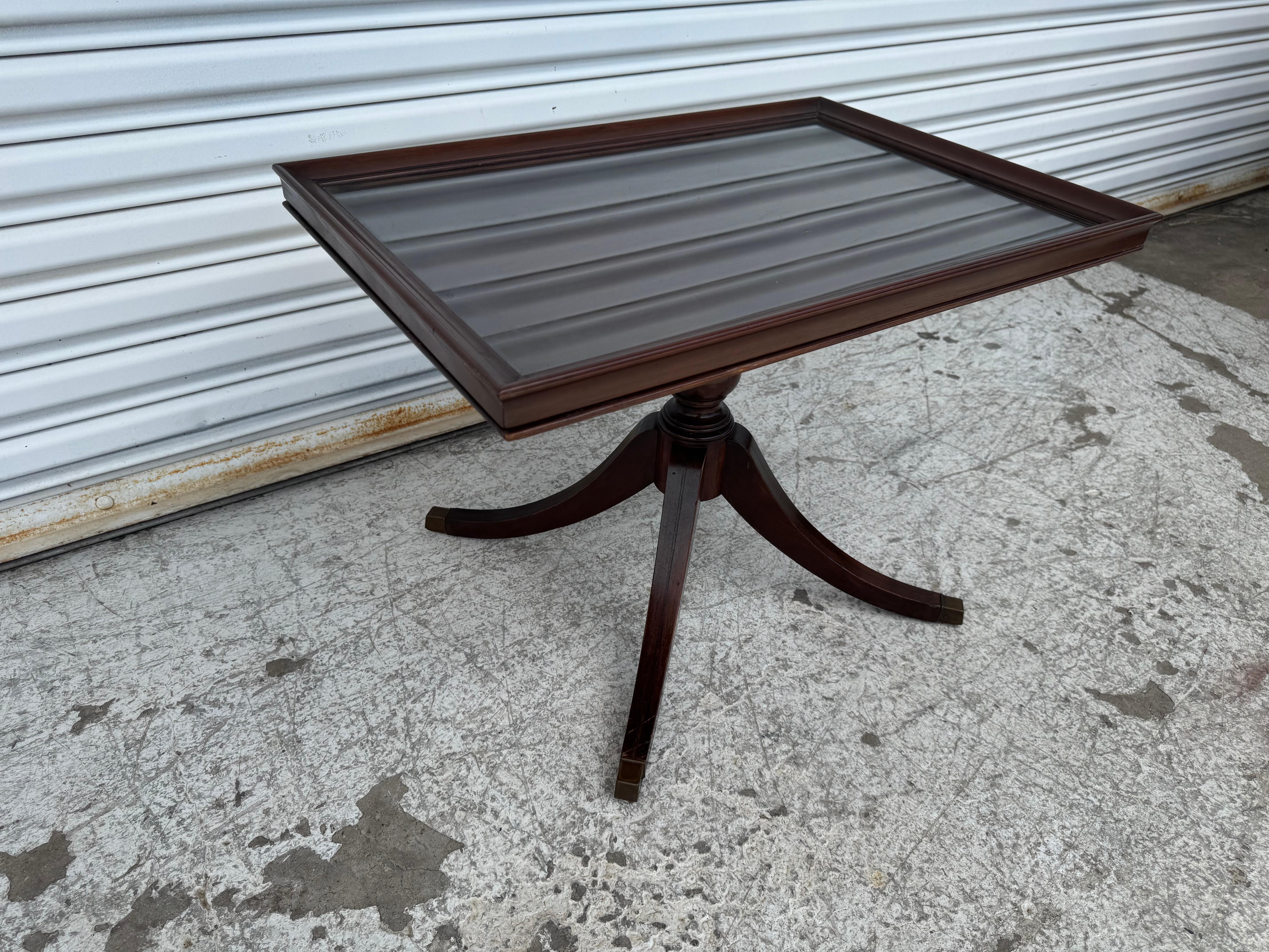 Il s'agit d'une table d'appoint Duncan Phyfe en acajou.
La table a été fabriquée à Grand Rapids, dans le Michigan.
La table repose sur un piédestal à 4 pieds.
Le piédestal est en forme d'urne.
Le plateau supérieur en verre est amovible.
