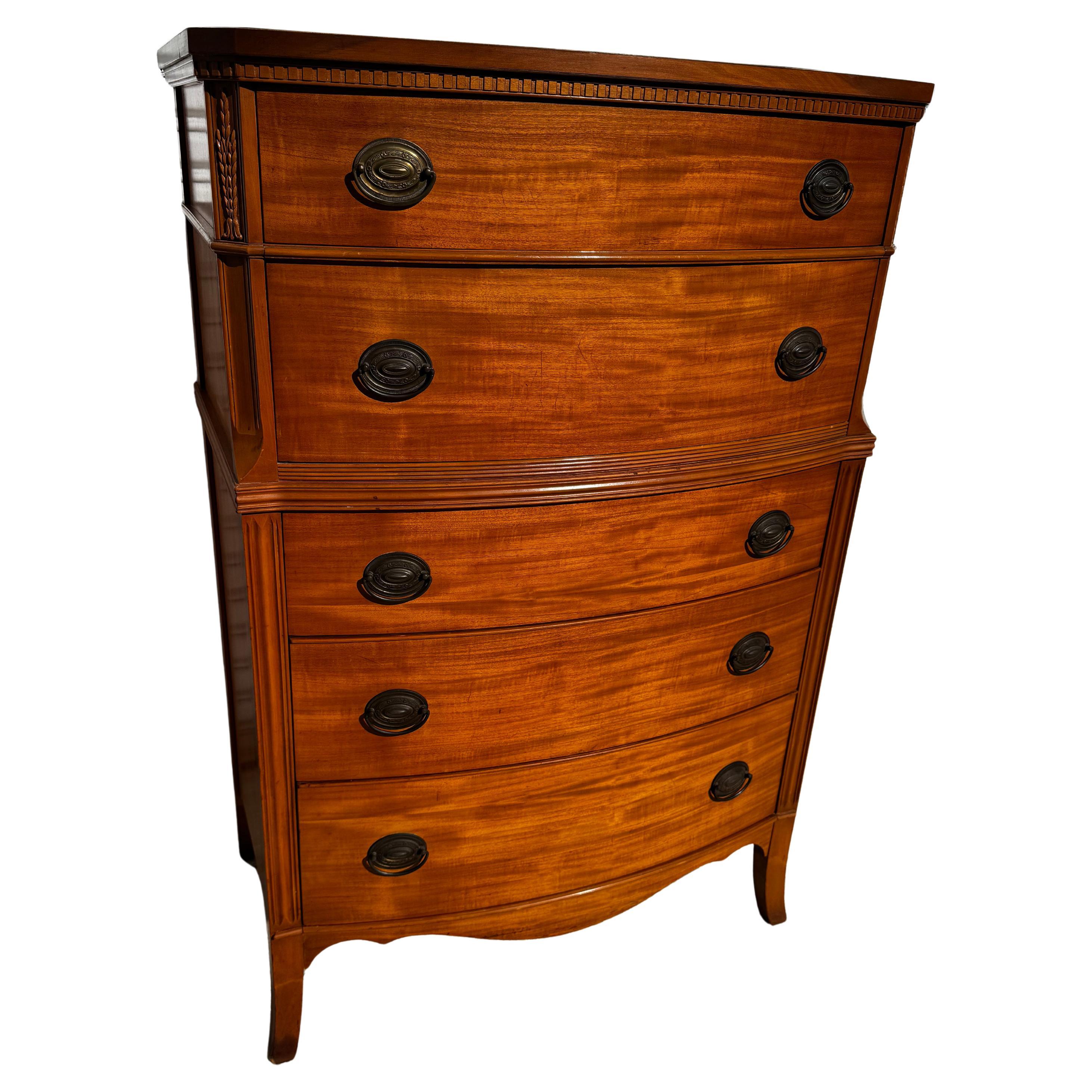 Duncan Phyfe Style 5 Drawer Ribbon Mahogany Chest en vente
