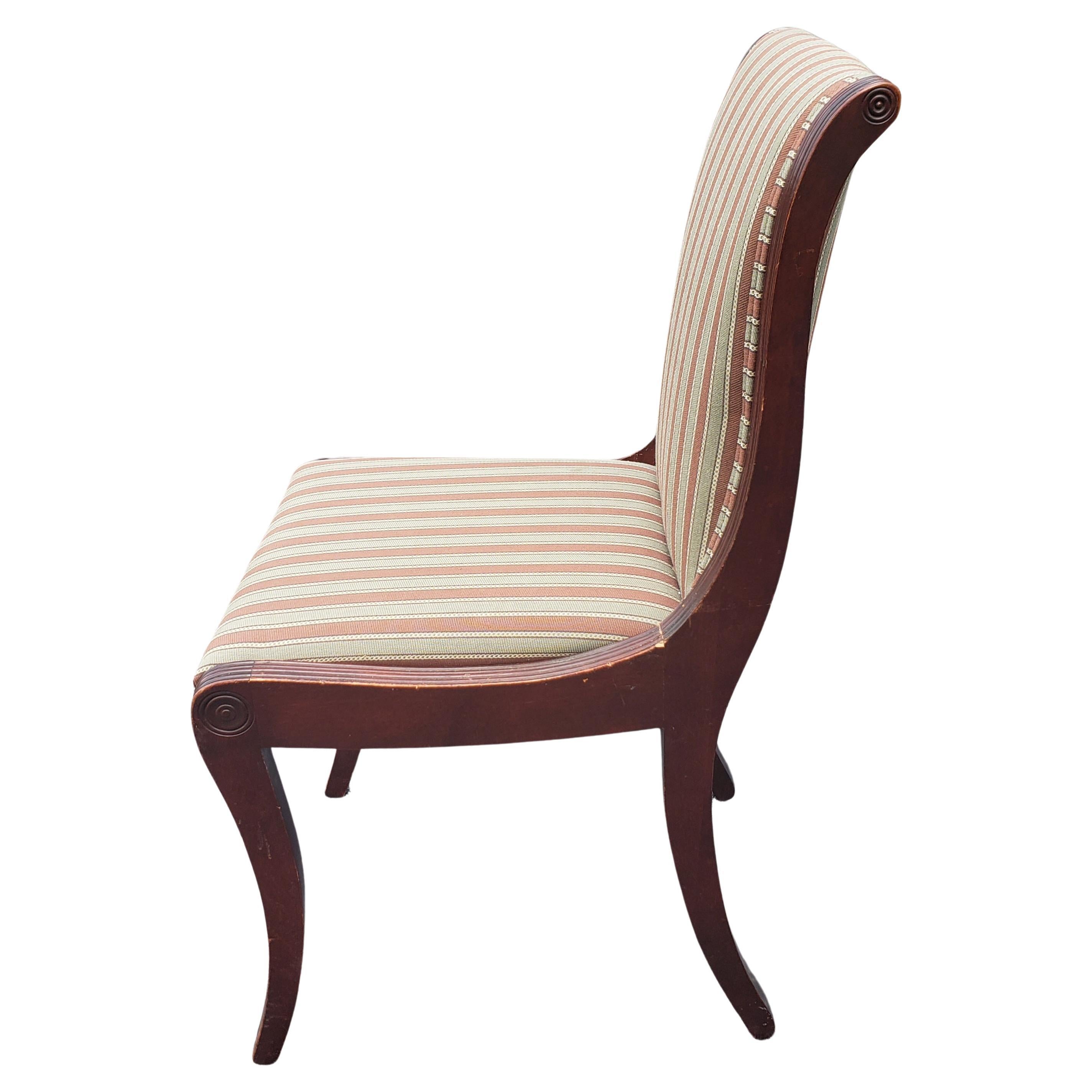 Fédéral Paire de chaises tapissées à rayures en acajou de style Duncan Phyfe en vente