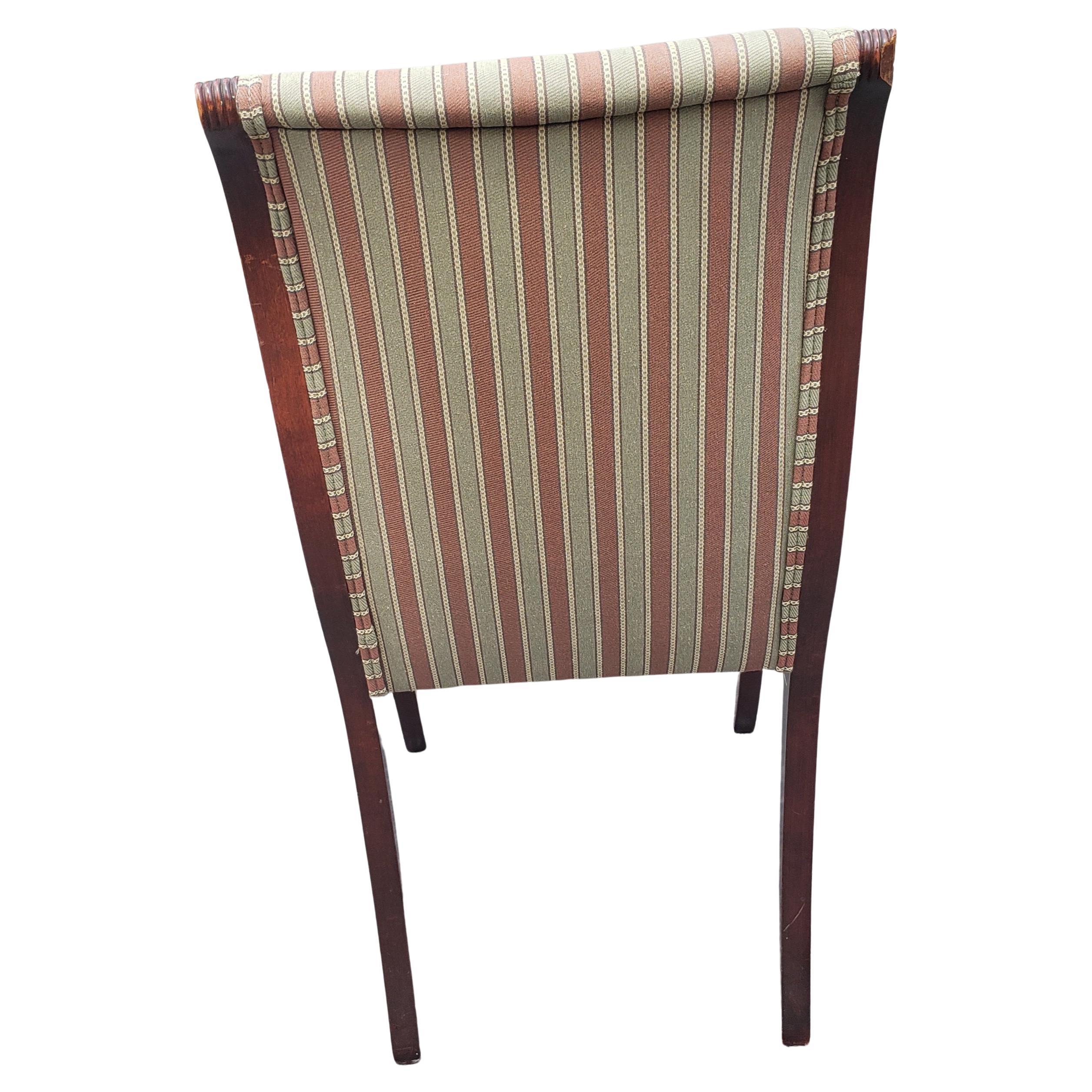 Travail du bois Paire de chaises tapissées à rayures en acajou de style Duncan Phyfe en vente