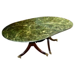 Table de salle à manger à deux pieds de style Duncan Phyfe avec plateau en faux marbre peint à la main