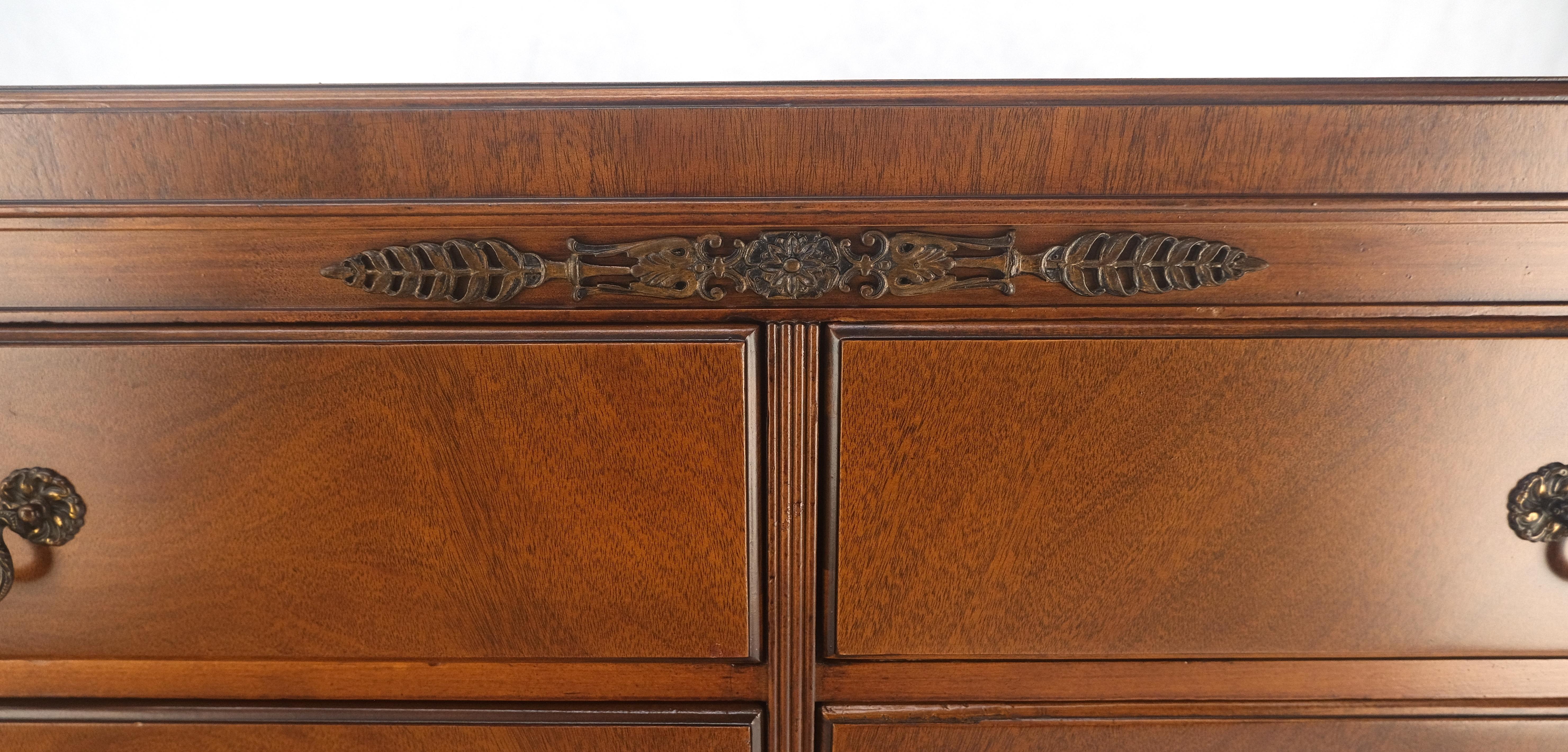 Mid-Century moderno Duncan Phyve Comò in mogano a 6 cassetti con gambe strombate e intagliate MINT in vendita