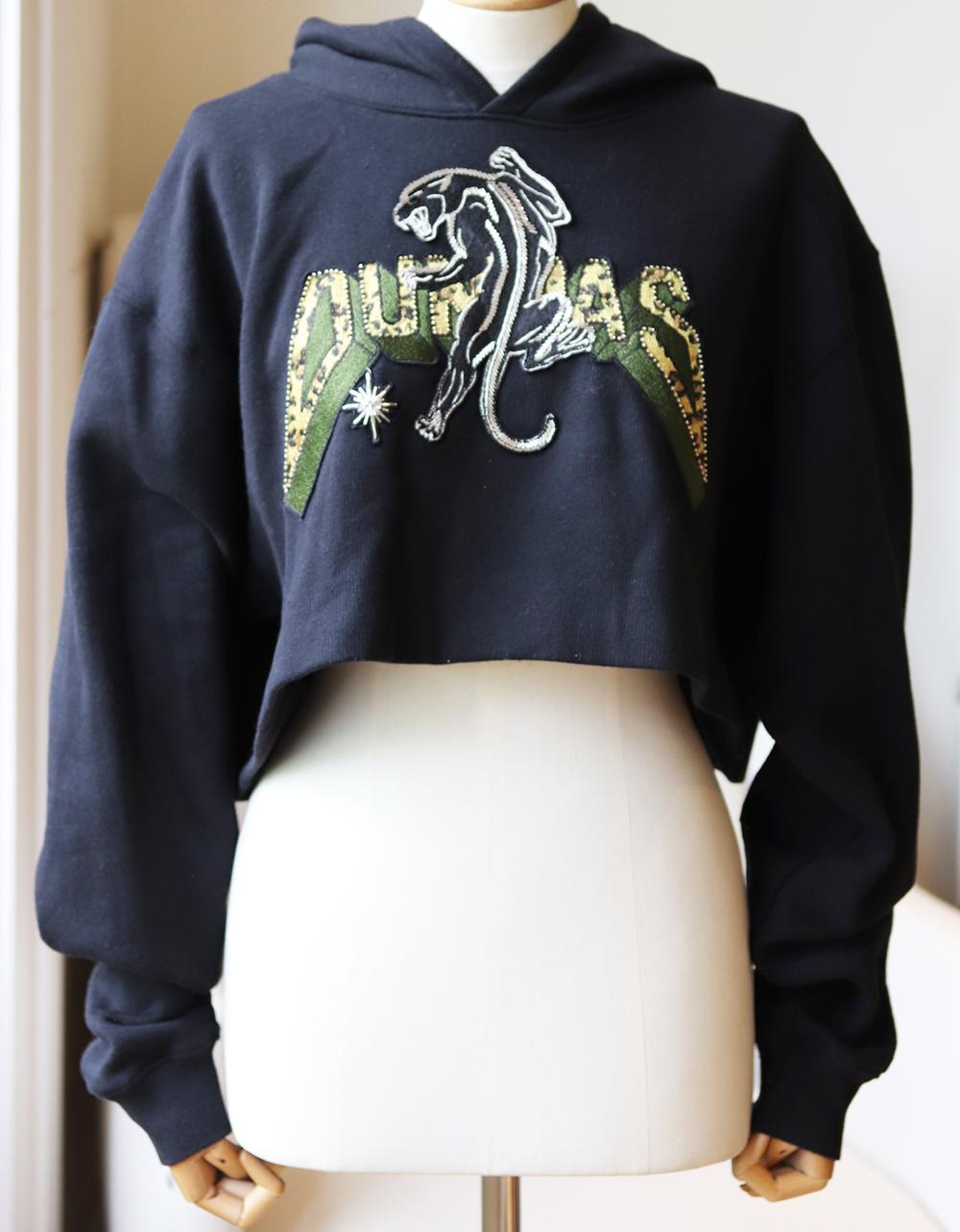 This Dundas hoodie has been made from soft cotton-jersey, a warm fleece lining and is appliquéd with a beade-embellished panther at the front. 
Black cotton-jersey.
Slips on.
100% Cotton.

Size: Medium (UK 10, US 6, FR 38, IT 42)

Condition: New