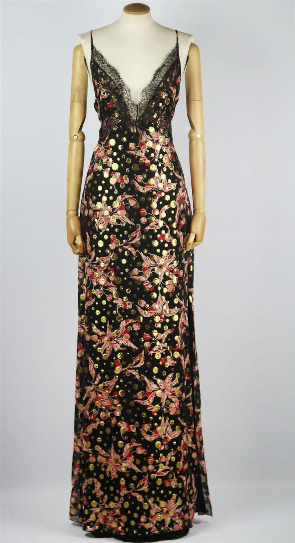 Dieses bedruckte Maxikleid von Peter Dundas ist aus zartem Chiffon aus einer Seidenmischung gefertigt, mit Lurex-Fil-Coupé-Fäden durchzogen und mit hauchdünner Spitze besetzt. Der oberschenkelhohe Schlitz flattert beim Gehen und Tanzen