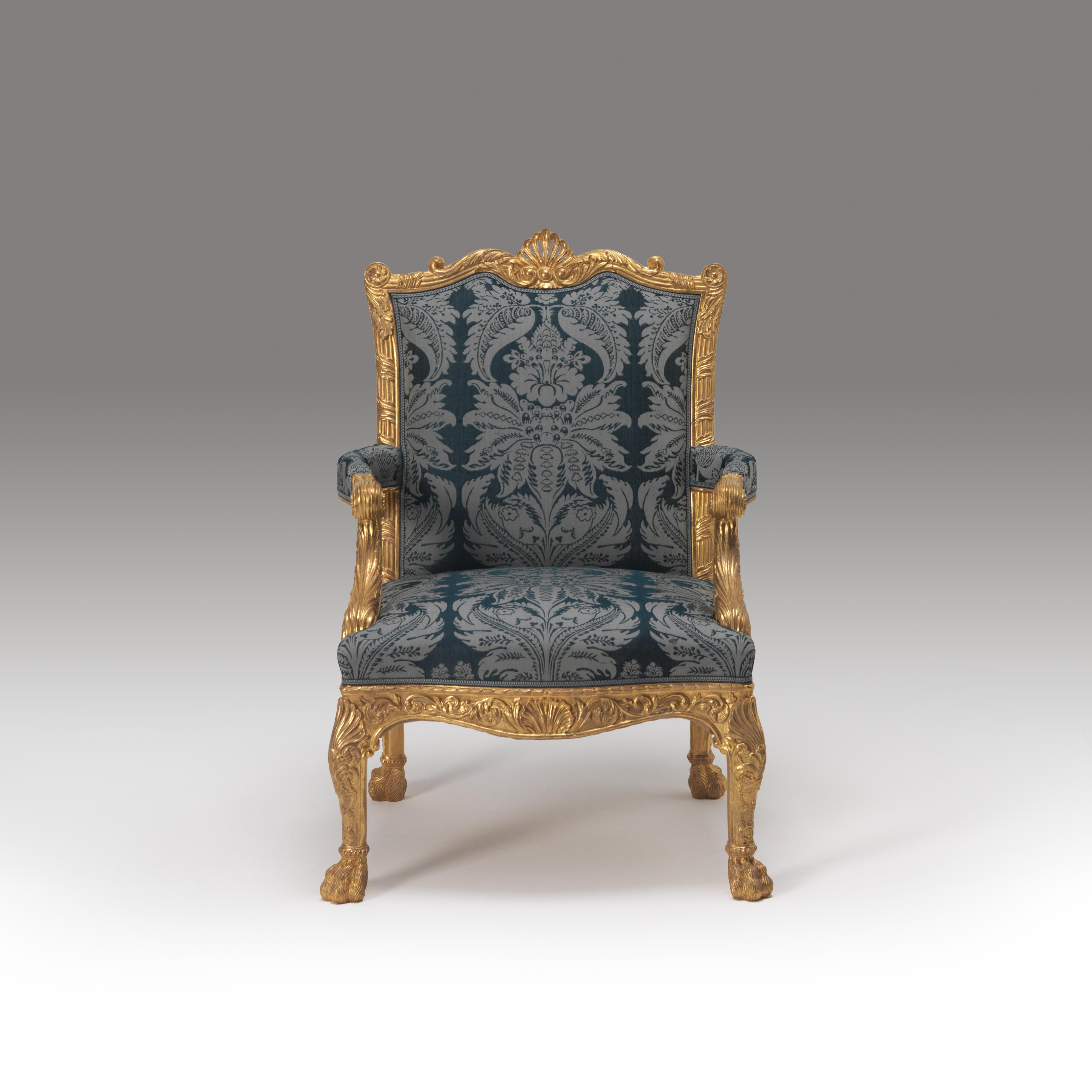 Una bella poltrona da biblioteca intagliata e dorata ad acqua disegnata da Robert Adams e realizzata da Thomas Chippendale per la Great Room di Arlington Street, Londra. La cresta a volute serpeggianti è delimitata da fogliame, da un'increspatura e