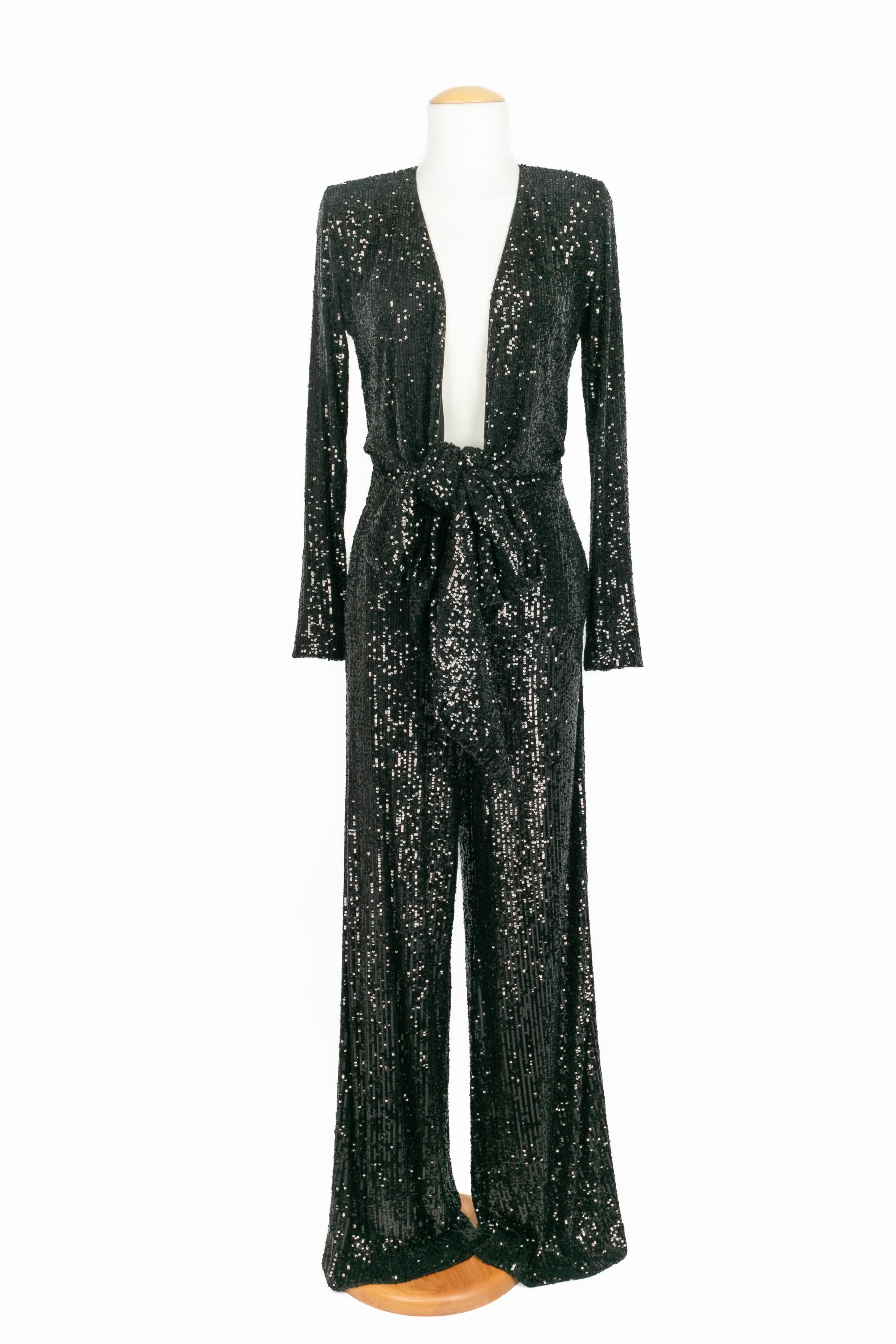 DUNDAS - (Made in Italy) Schwarzer Pailletten-Jumpsuit mit sehr tiefem Halsausschnitt und langen Ärmeln. Größe 42IT.

Bedingung:
Sehr guter Zustand

Abmessungen:
Schulterbreite: 42 cm - Brustumfang: 40 cm - Taillenumfang: -38 cm Ärmellänge: 62 cm -
