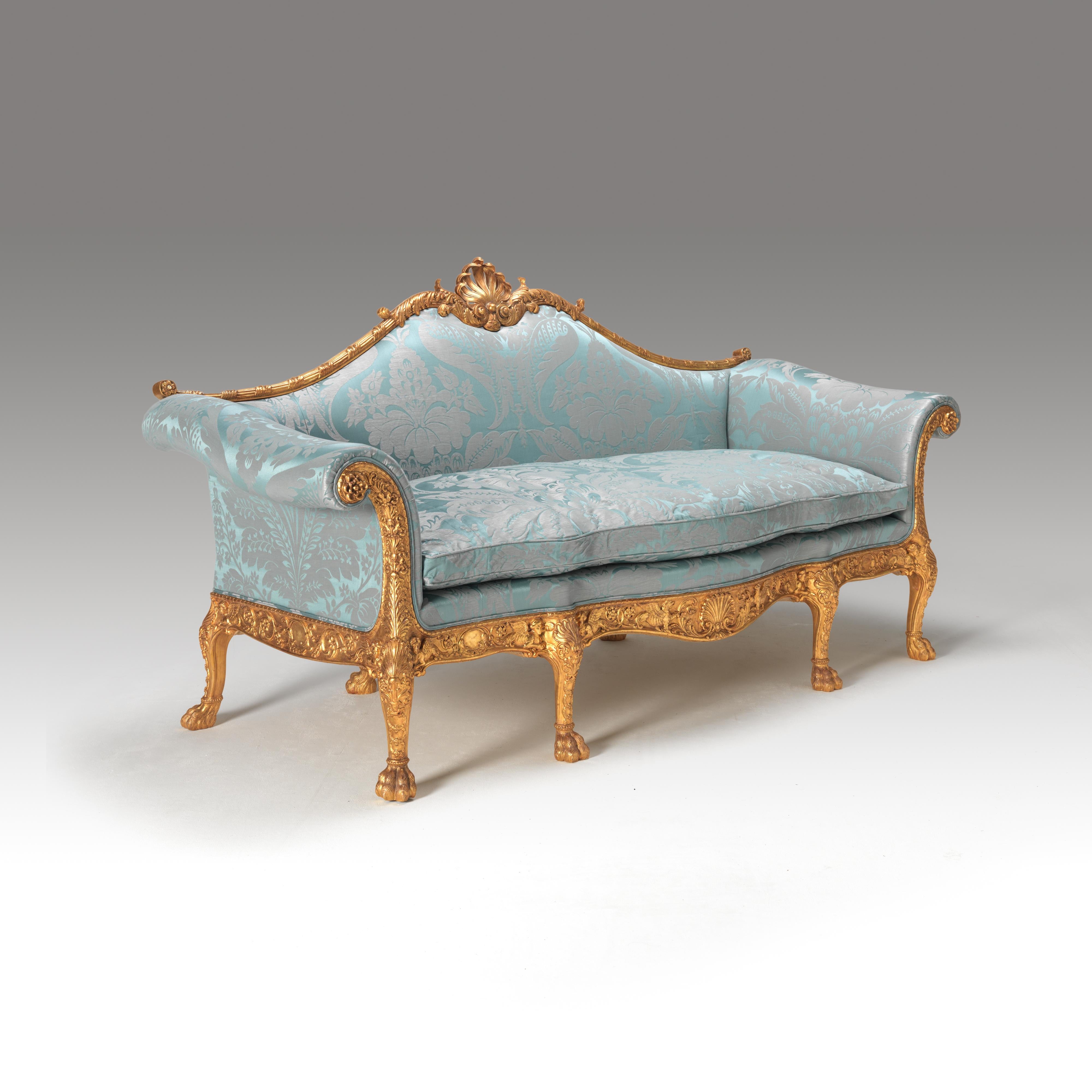 Un divano disegnato da Robert Adam e realizzato da Thomas Chippendale per Sir Lawrence Dundas per la Great Room di Arlington Street, Londra. Intagliato a mano e dorato ad acqua per riprodurre nei minimi dettagli l'originale. La cresta a volute
