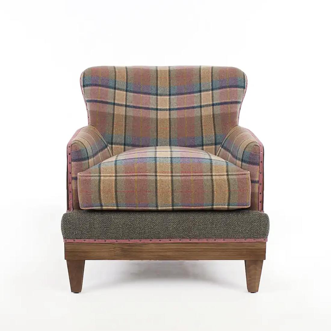 Armchair Dundee with scottish fabric in wool
with structure in solid wood. Upholstered and 
covered with high quality wooly fabric. Totally 
handmade piece.
Also available with other fabrics colors on request.