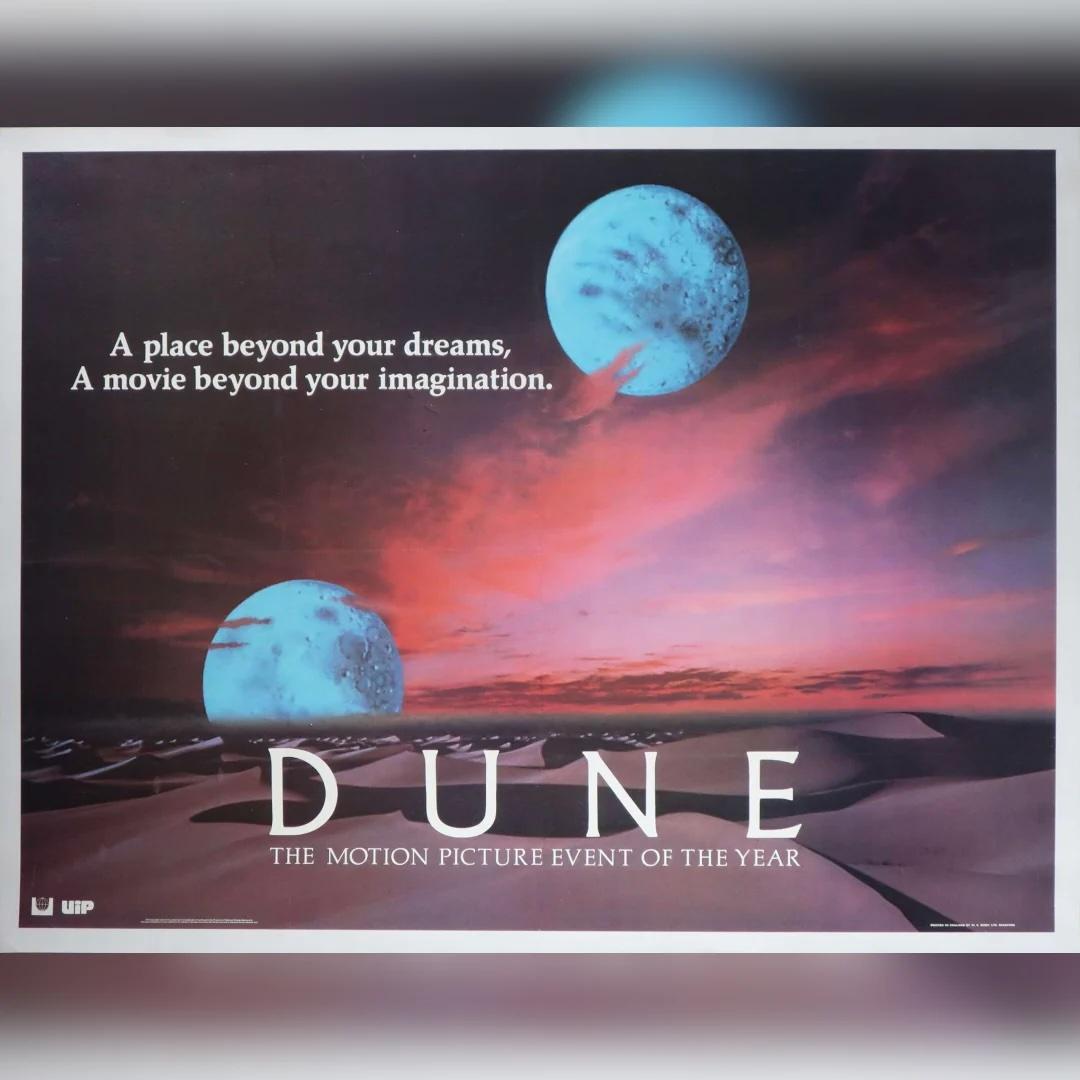 Düne (1984)
Original British Quad (30 X 40 Zoll)

Dies ist die seltene Zwillingsmonde-Variante der ersten Veröffentlichung in Großbritannien. Die für einen Oscar nominierte, von David Lynch inszenierte Kultgeschichte von Frank Herberts über
