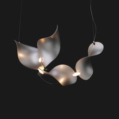 Lampadario a 4 curve Dune in alluminio con finitura anodizzata argento by MOSS Objects