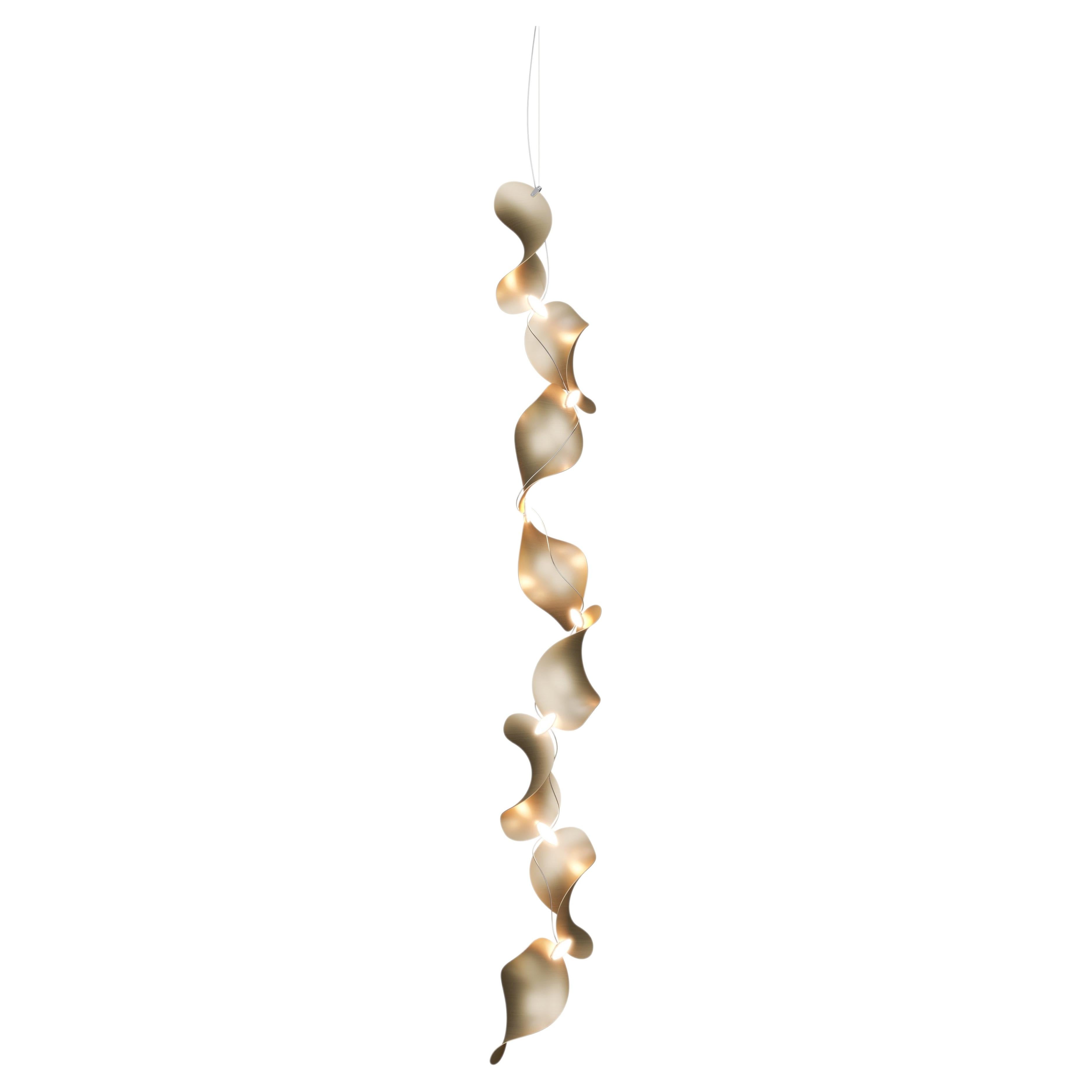Lampada a sospensione 'Dune 8 Vertical Line' in alluminio dorato per Moss Objects