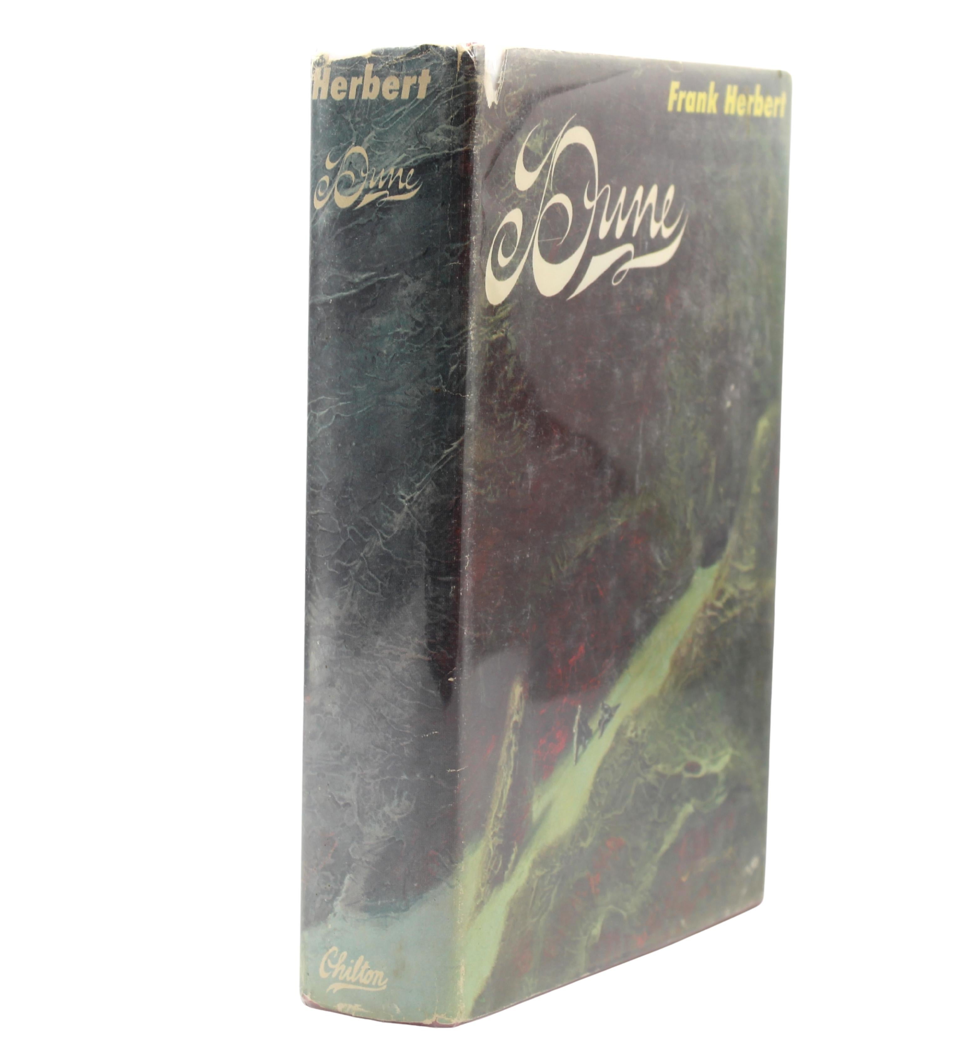 Herbert, Frank. Dune. Philadelphie, New York, Londres : Chilton Company, 1965. Édition du club de lecture. Dans la jaquette illustrée d'origine et les planches en tissu rouge, avec des titres gaufrés en argent au dos. 
Ce livre est une édition du
